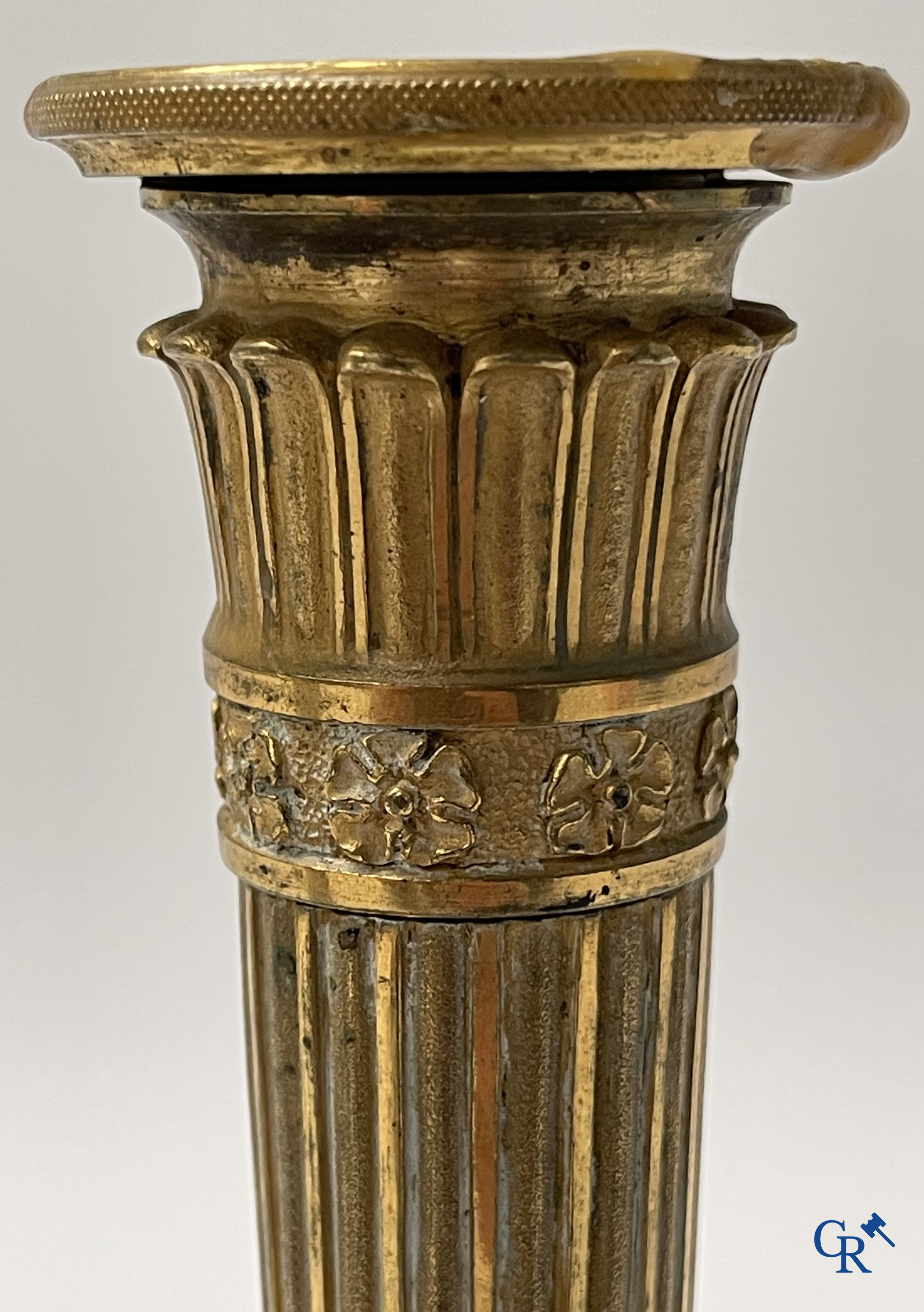 Epoque Empire, paire de bougeoirs en bronze finement ciselés et dorés. France, début du 19ème siècle.