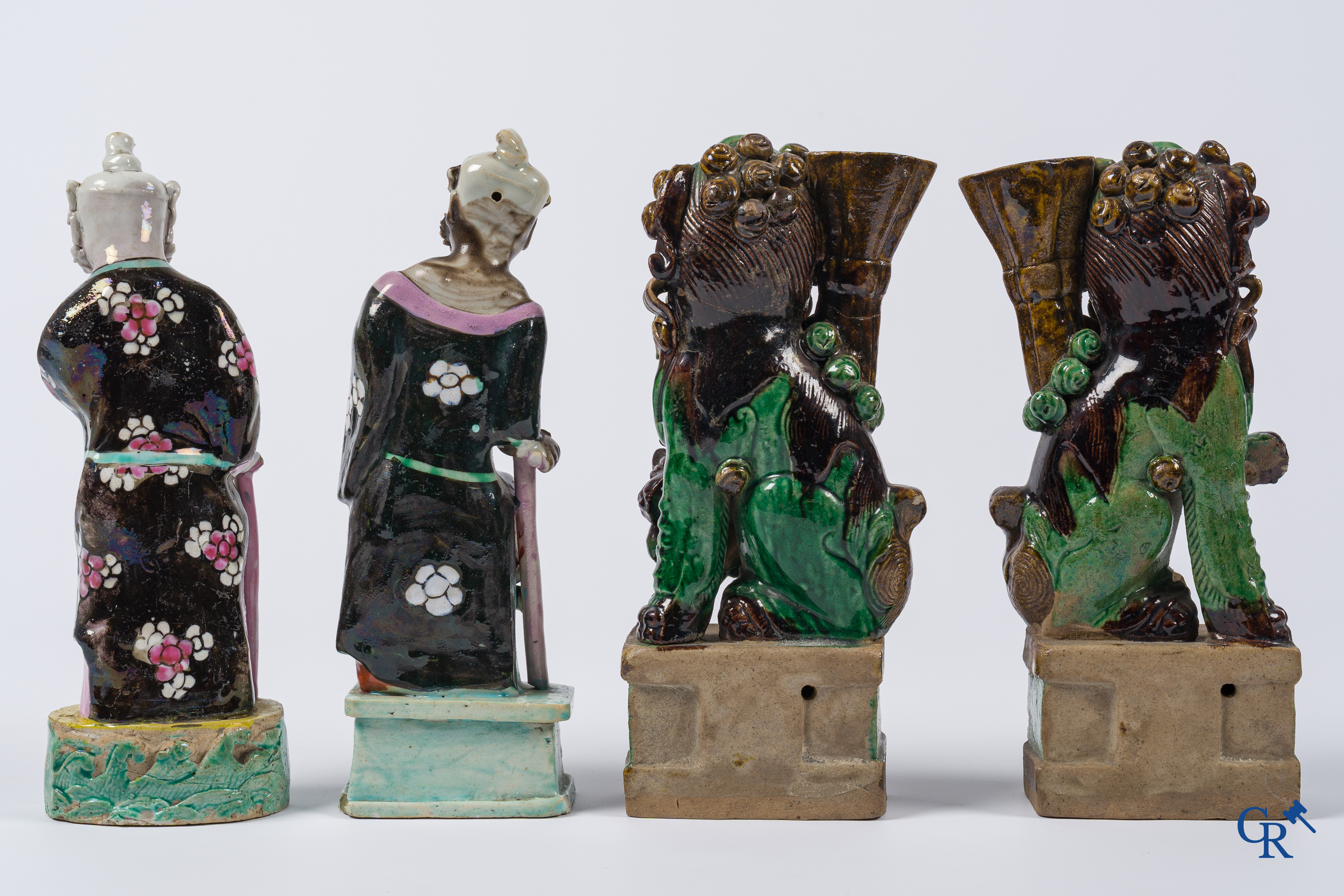 Aziatica, Een kavel met 2 Chinese porselein famille rose figuren en een paar boeddhistische leeuwen. 18e-19e eeuw.