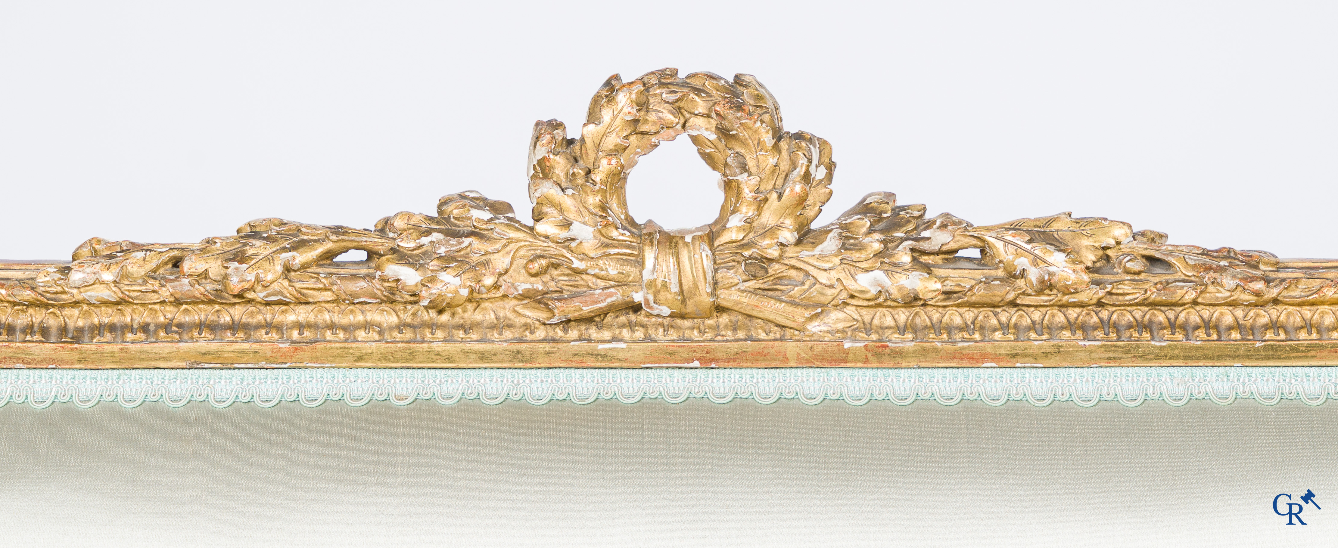 Louis XVI period. Marquise in finely sculpted and gilded wood. Late 18th century.