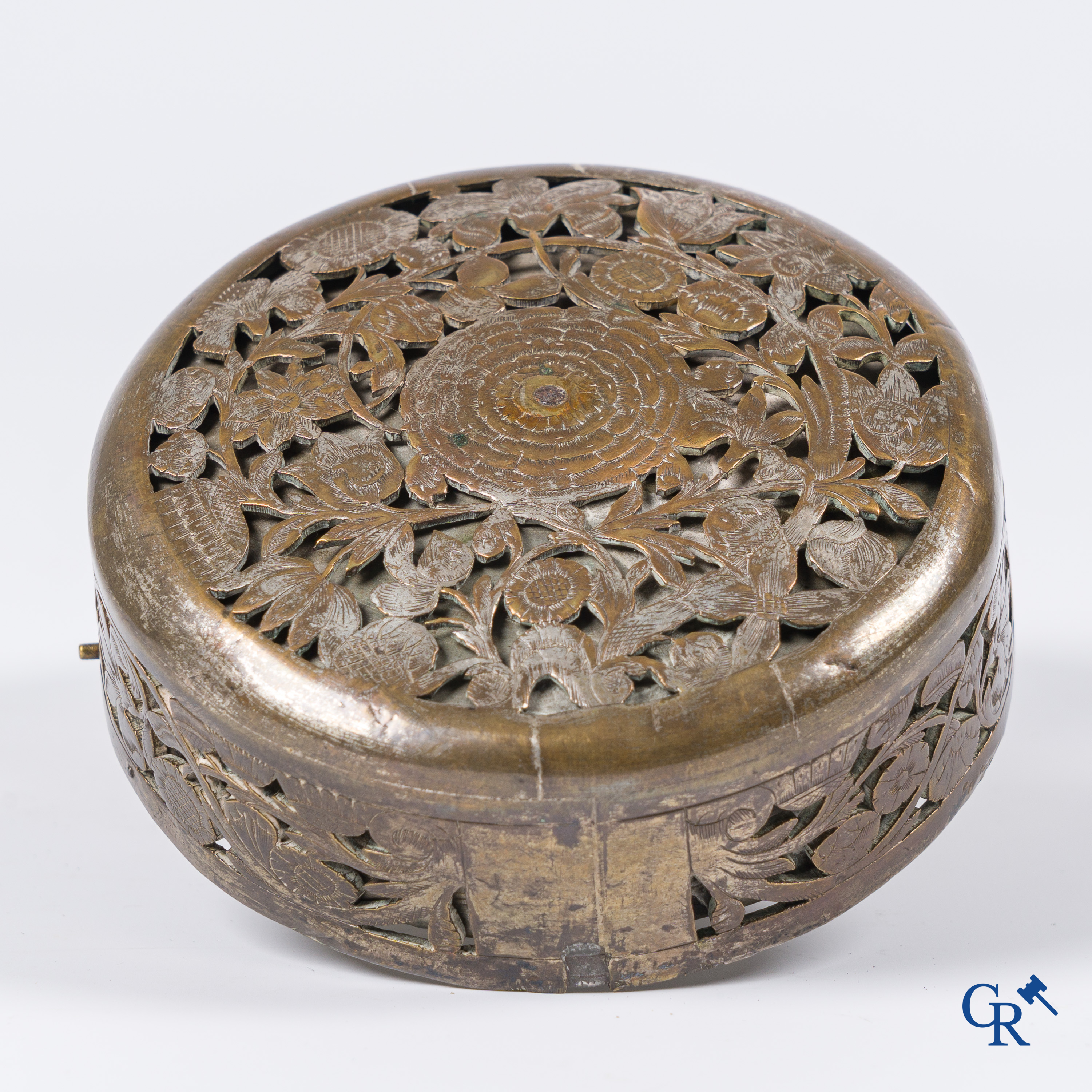 Horlogerie. Montre de carosse. Grande montre de carosse avec boîtier gravé et perforé. France XVIIe siècle.