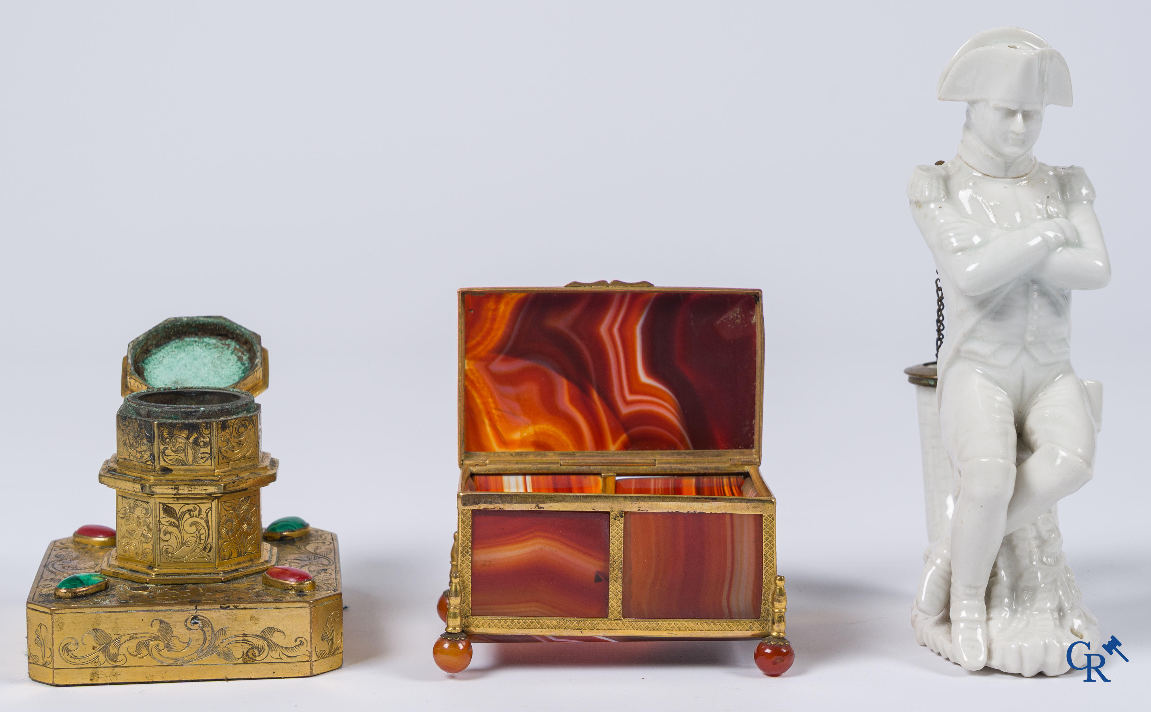 Divers lot antiquiteiten, inktpot Napoleon Bonaparte, zilver geldbeugel 18e eeuw, koffertje agaat, enz. 18e en 19e eeuw.