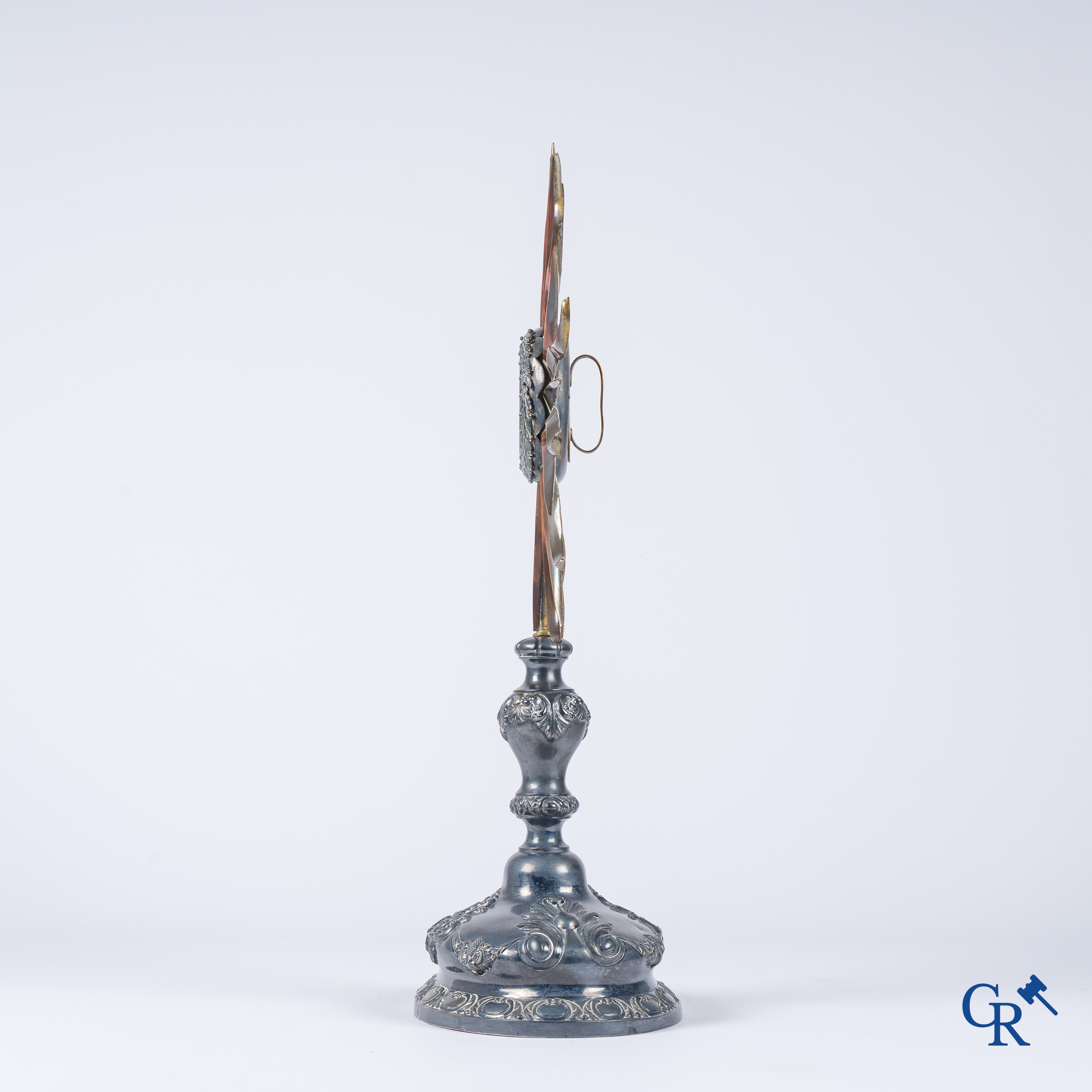 Religieuze objecten, een reliekhouder met stralenkrans in zilver en messing. Meerdere keurmerken, zilver 2de gehalte.