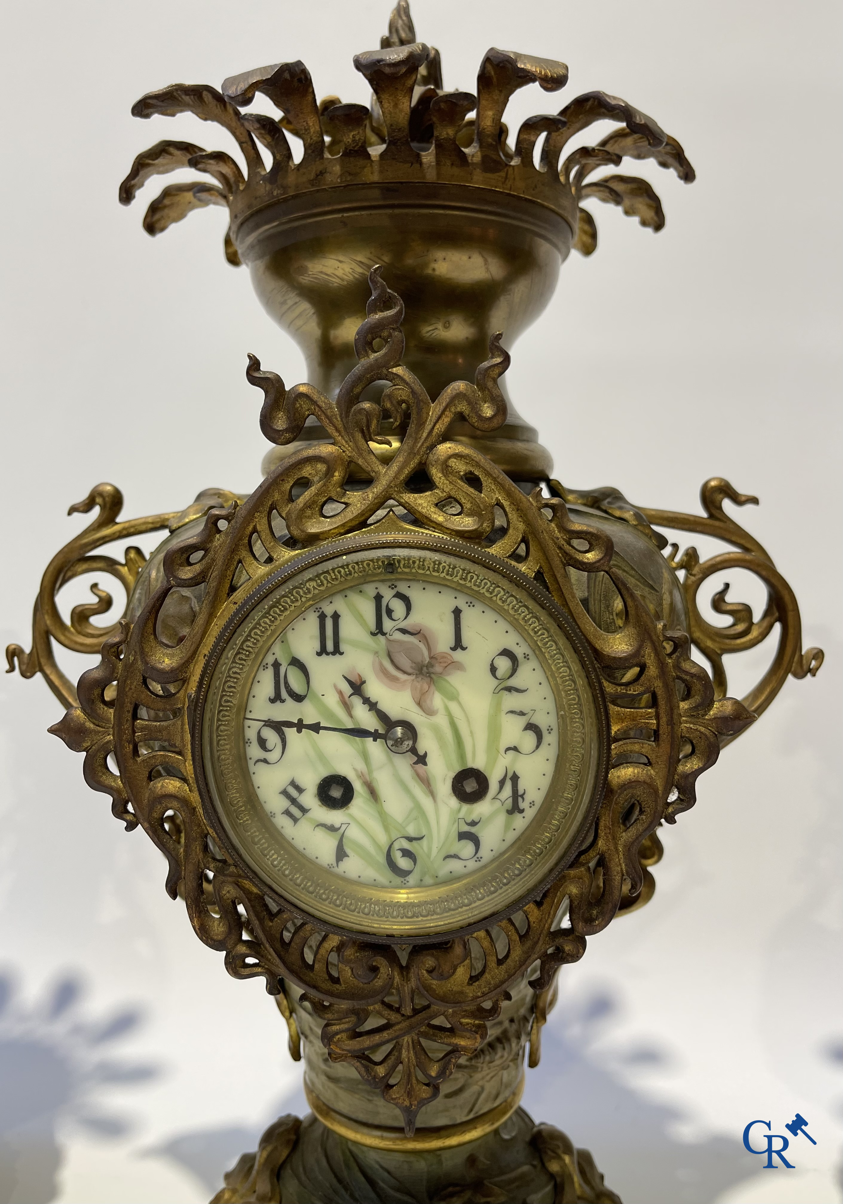 Art Nouveau, een uitzonderlijk 3-delig koud beschilderde bronzen schouwgarnituur met zeedieren. Circa 1900.