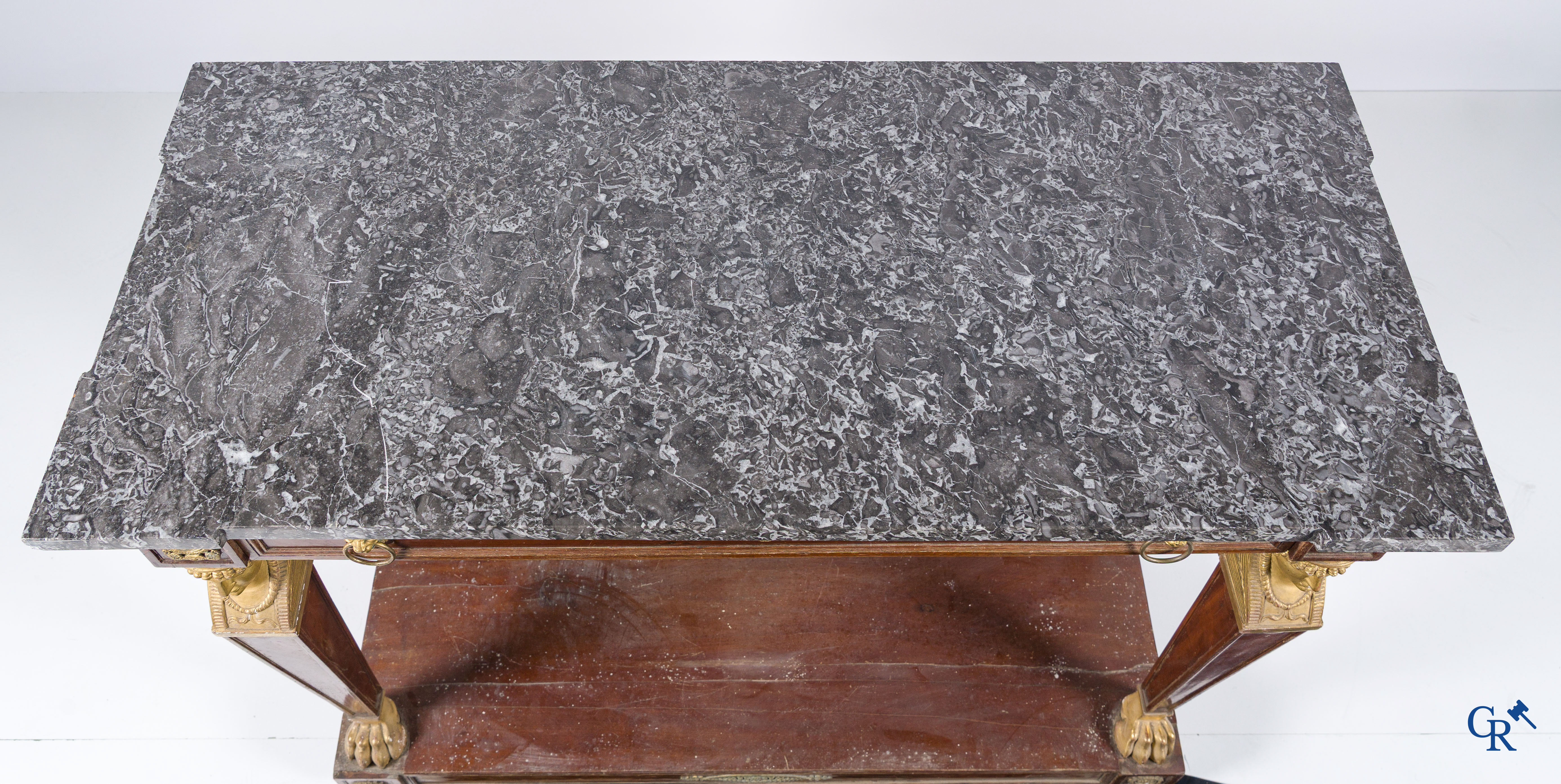 Empire tijdperk, een console in mahonie met vergulde Egyptische bustes. Gemerkt Jacob. Circa 1810.