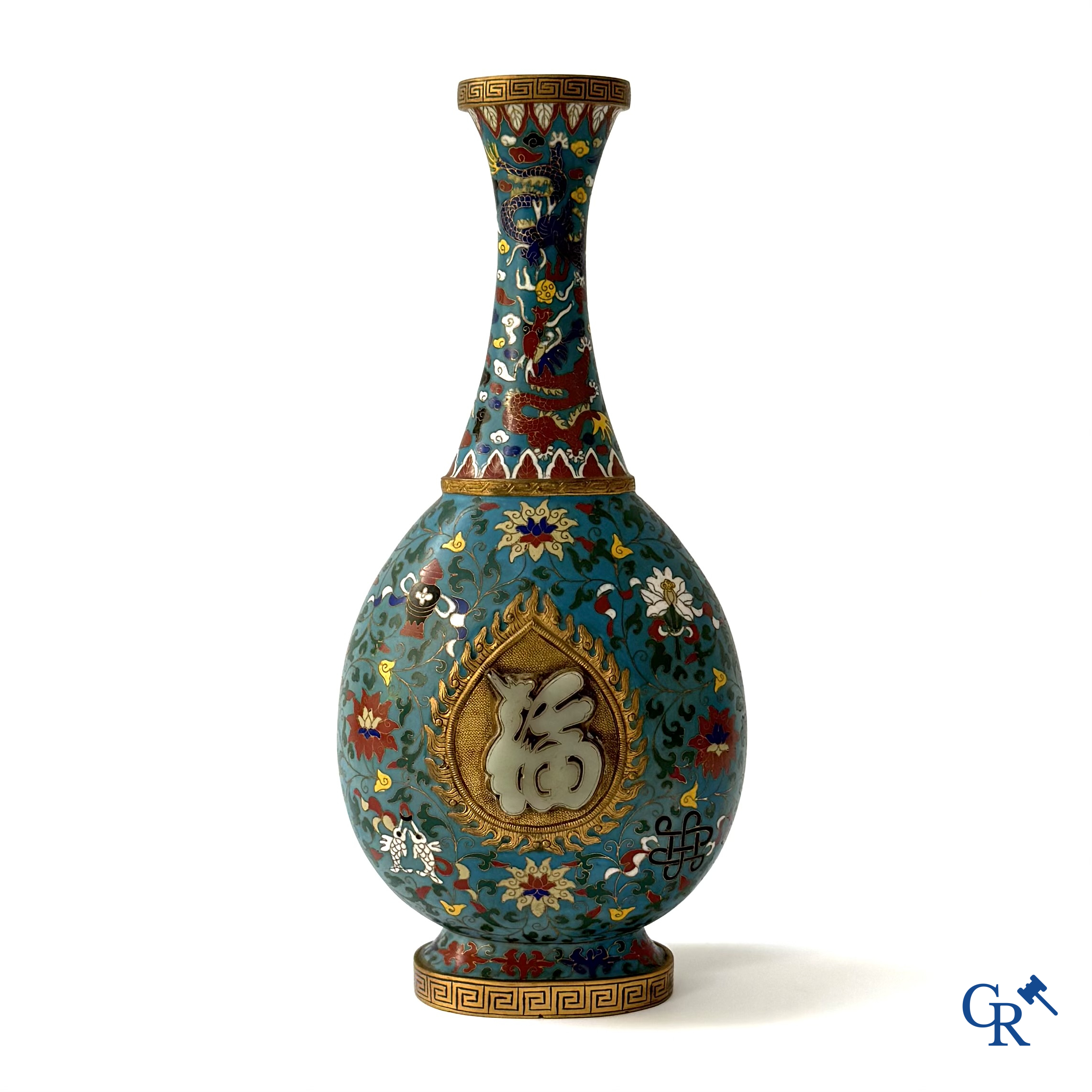 Aziatica, een Chinese cloisonné vaas met draken- en bloemendecor, opgelegd met een jade amulet.