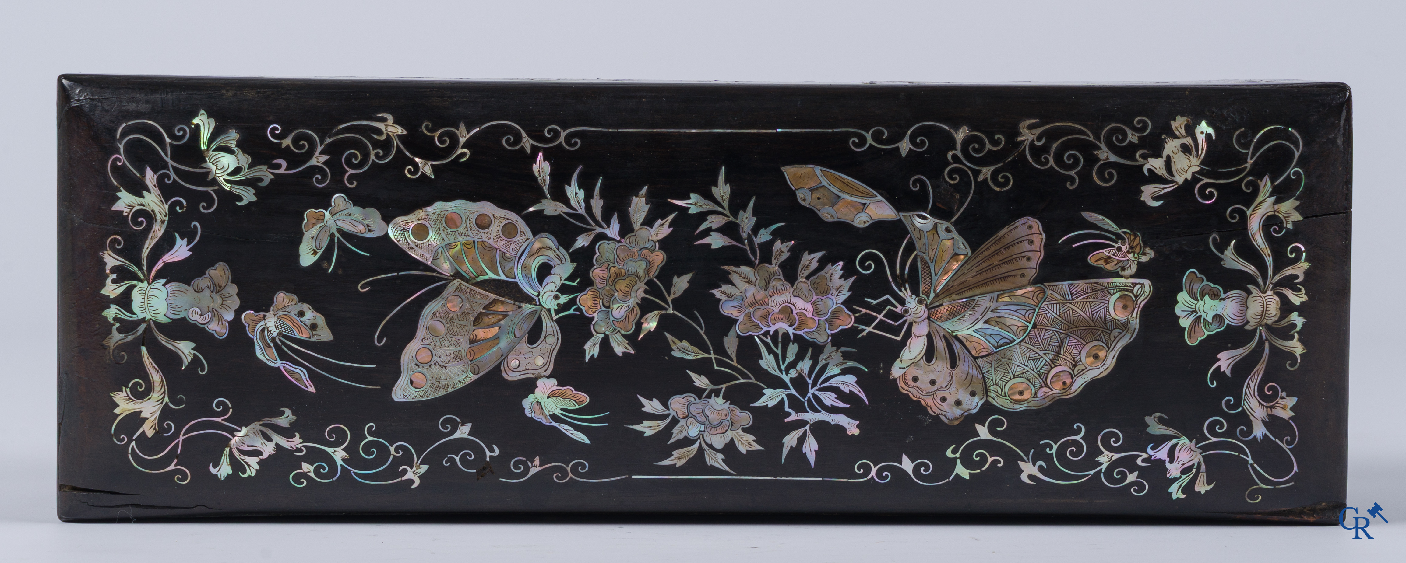 Aziatica, een Vietnamese met parelmoer ingelegde houten dekseldoos. 19e eeuw.