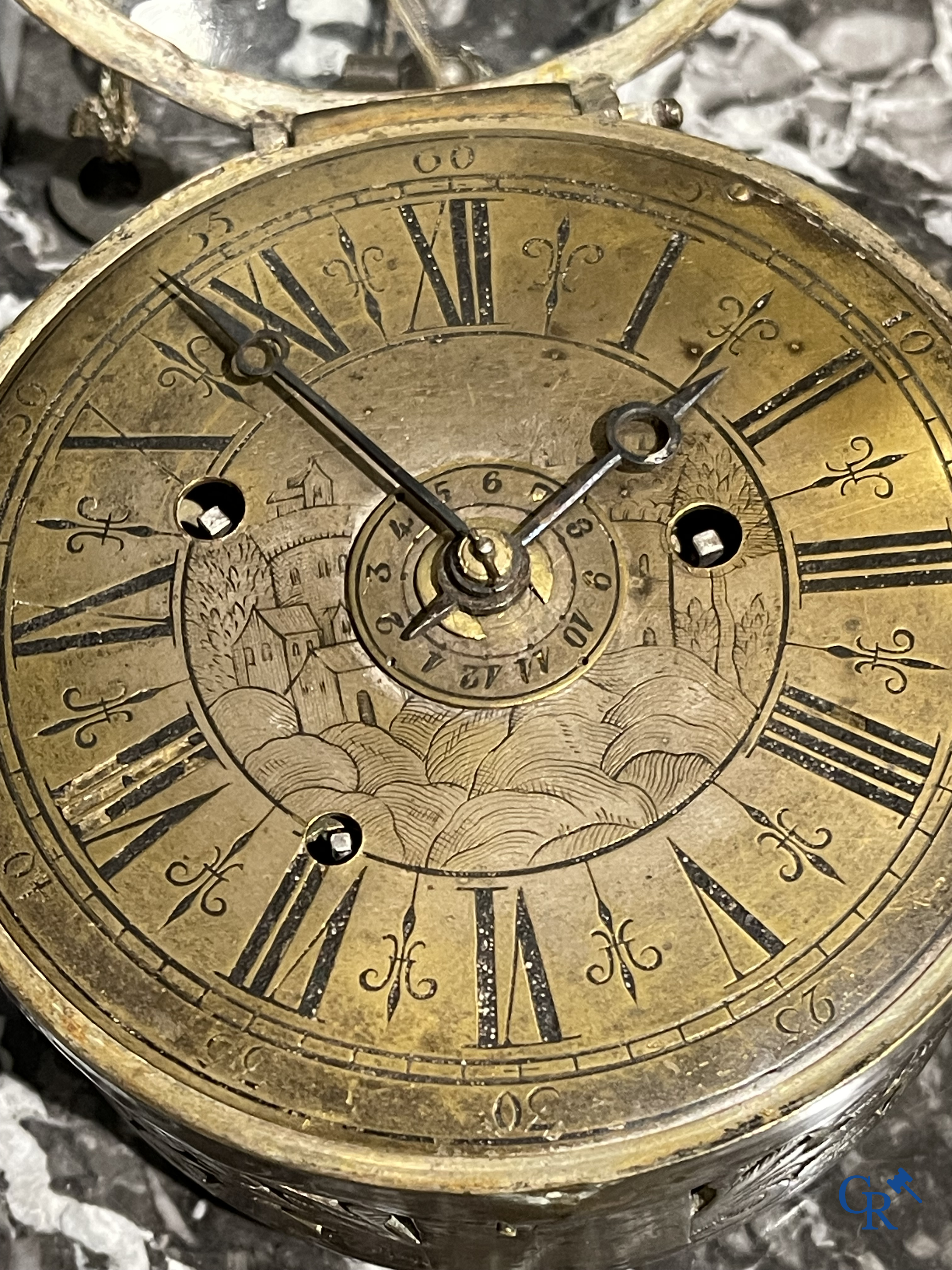 Horlogerie. Montre de carosse. Grande montre de carosse avec boîtier gravé et perforé. France XVIIe siècle.