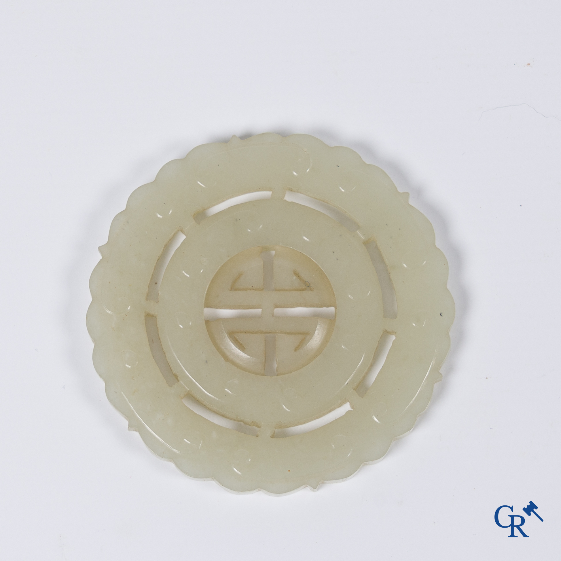 Aziatica, jade, een Chinese Bi-schijf of prayer wheel in jade.
