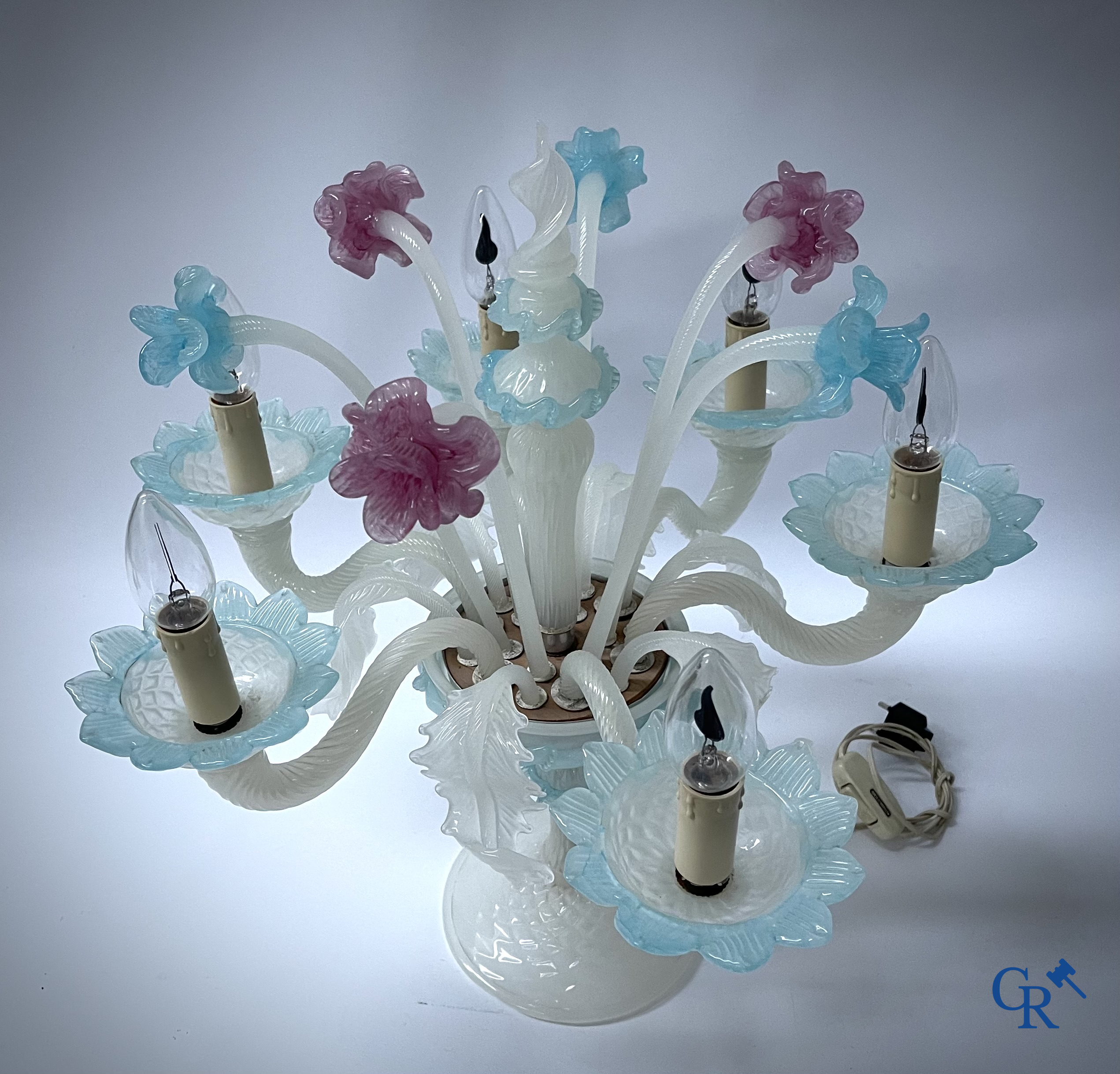 Een kavel van een Venetiaanse tafellamp, een paar grote applieken in Venetiaans glas en een Murano plafonnier.