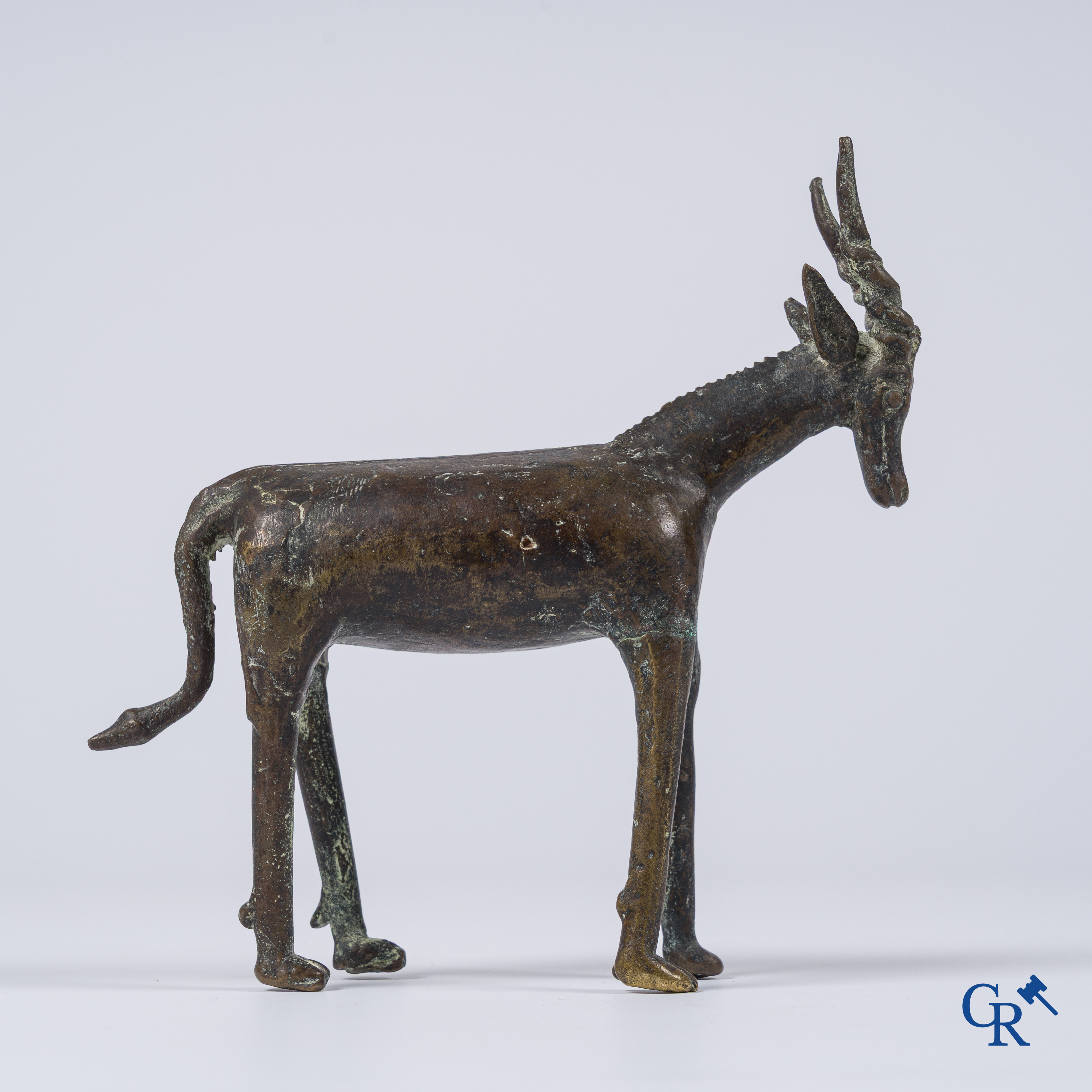 Ancien bronze avec une représentation d'une antilope. Anciennes réparations et la jambe avant droite remplacé.