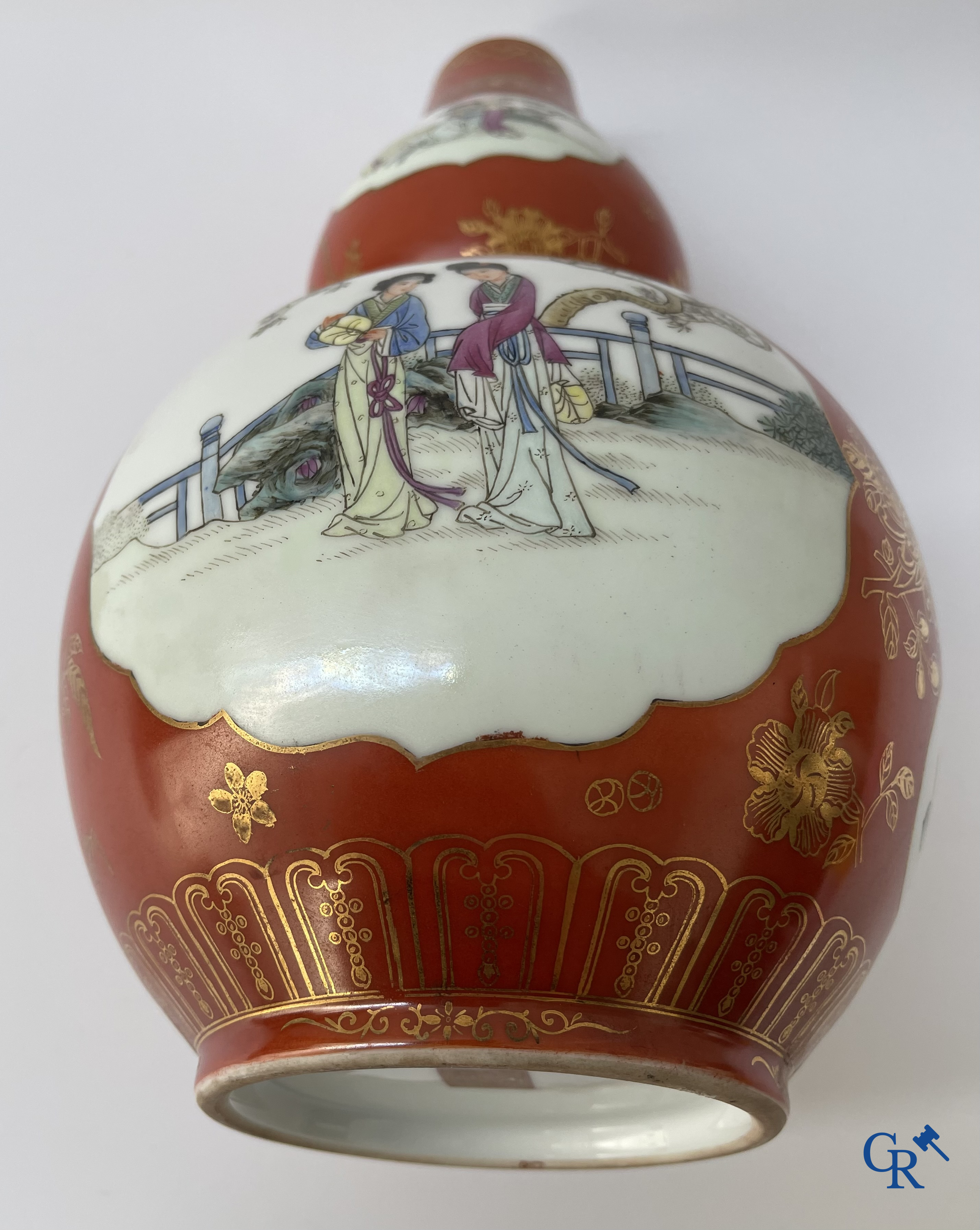 Aziatica, Chinees porselein. Een Chinese vaas met personages. Met zegelmerk. 20ste eeuw.