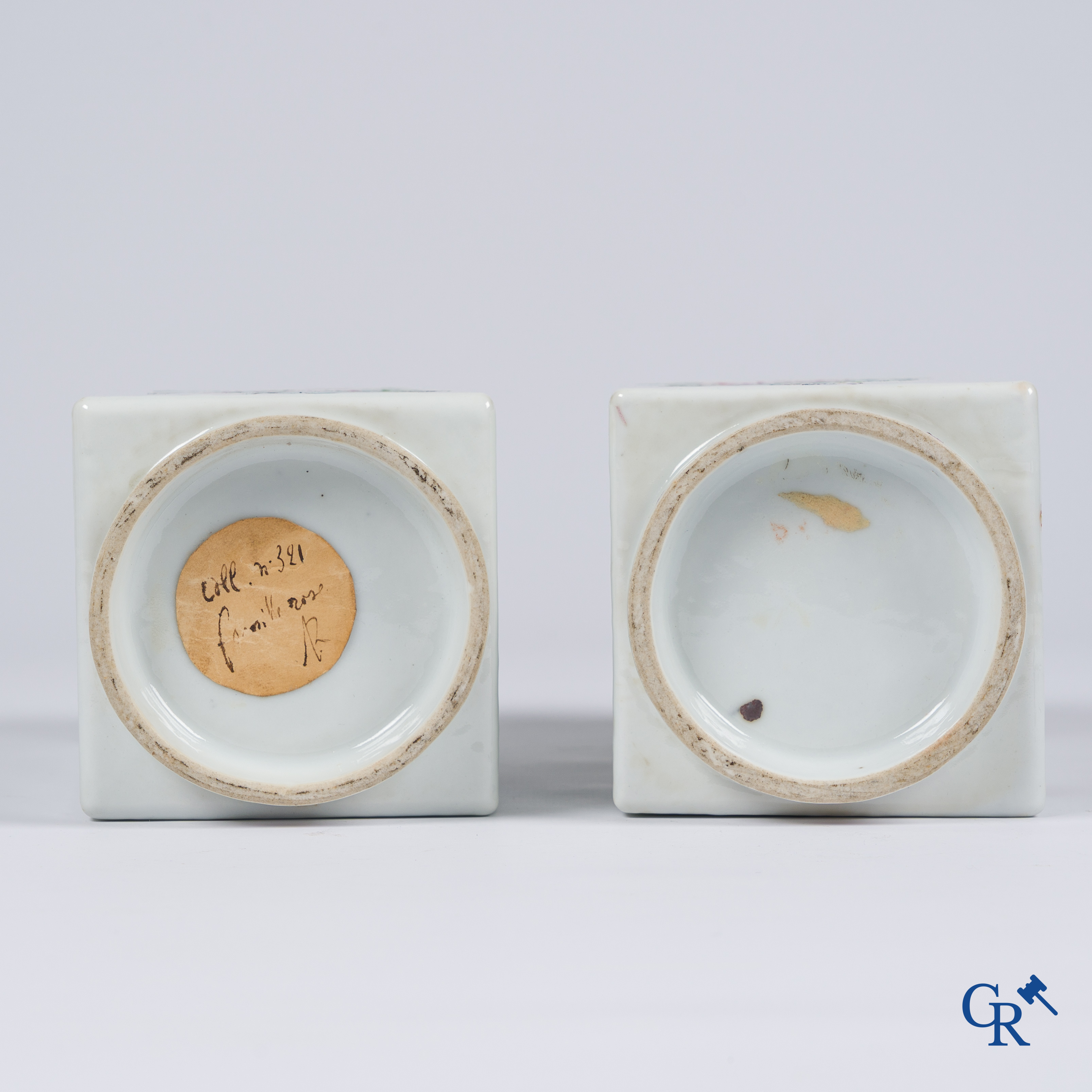 Aziatica, Chinees porselein. Een paar vierkante famille rose vazen. 19de eeuw.