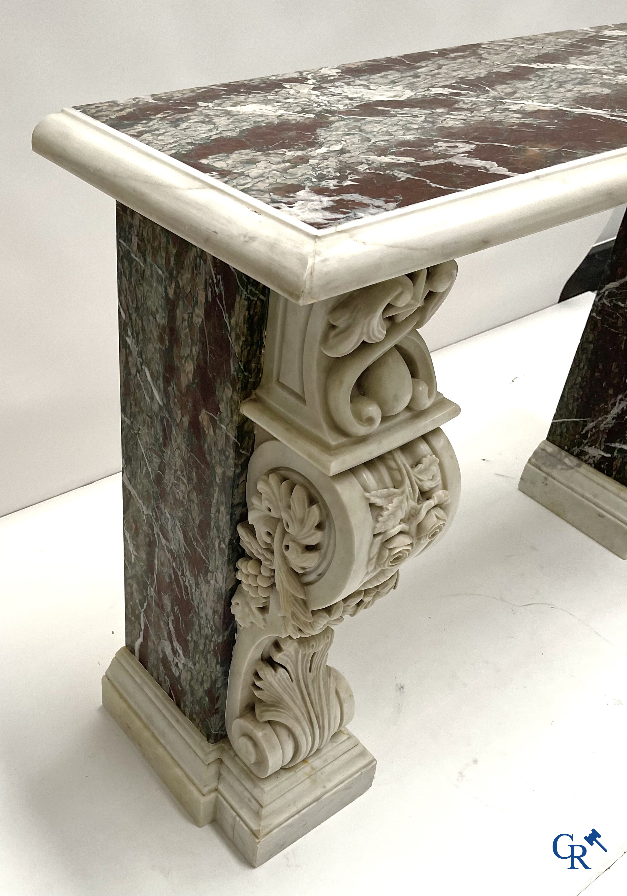 Une importante console murale en different sortes de marbre. 19ème siècle.