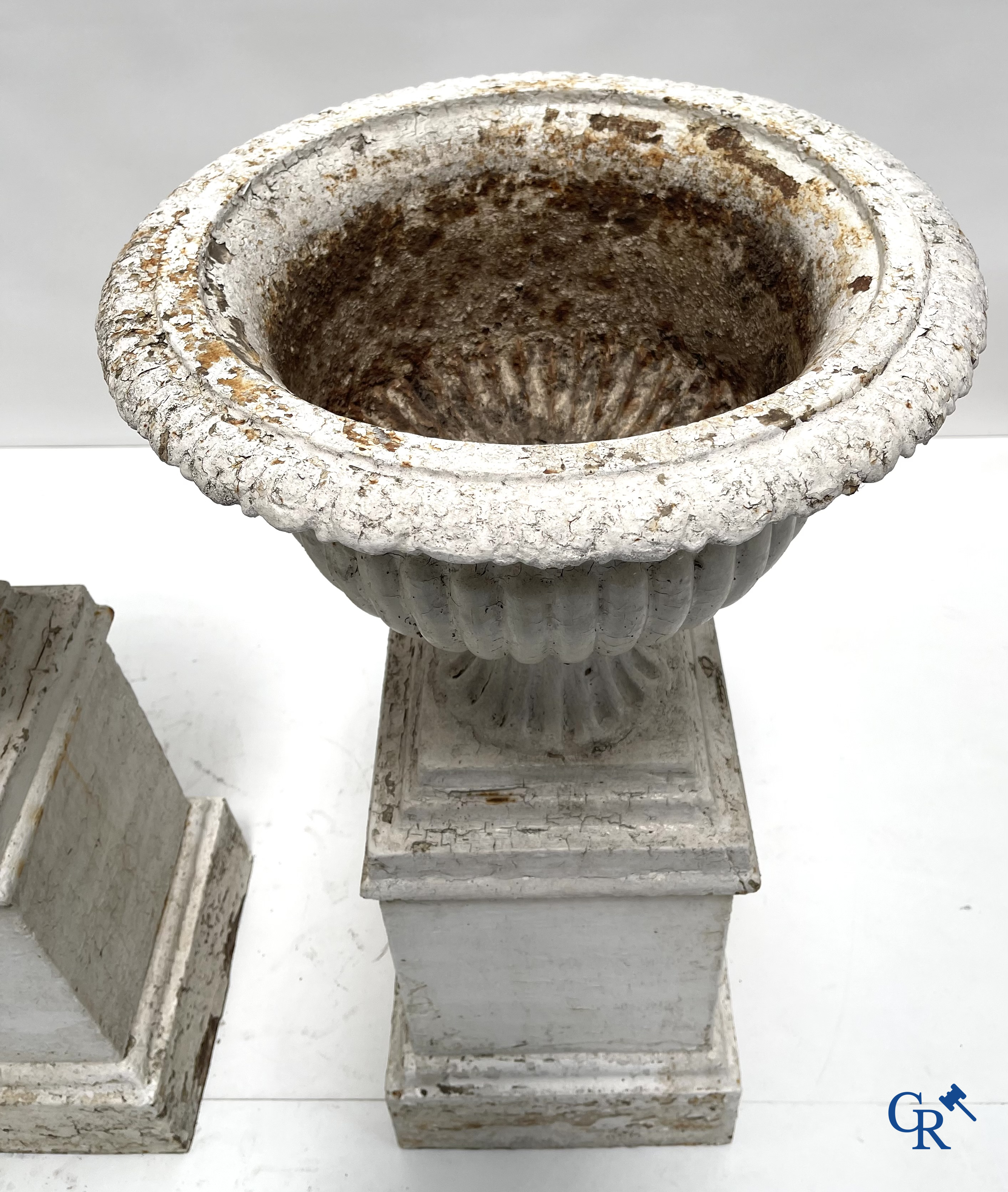 Tuindecoratie. Een paar grote gietijzer tuinvazen op sokkel. Oude patina, 19de eeuw.