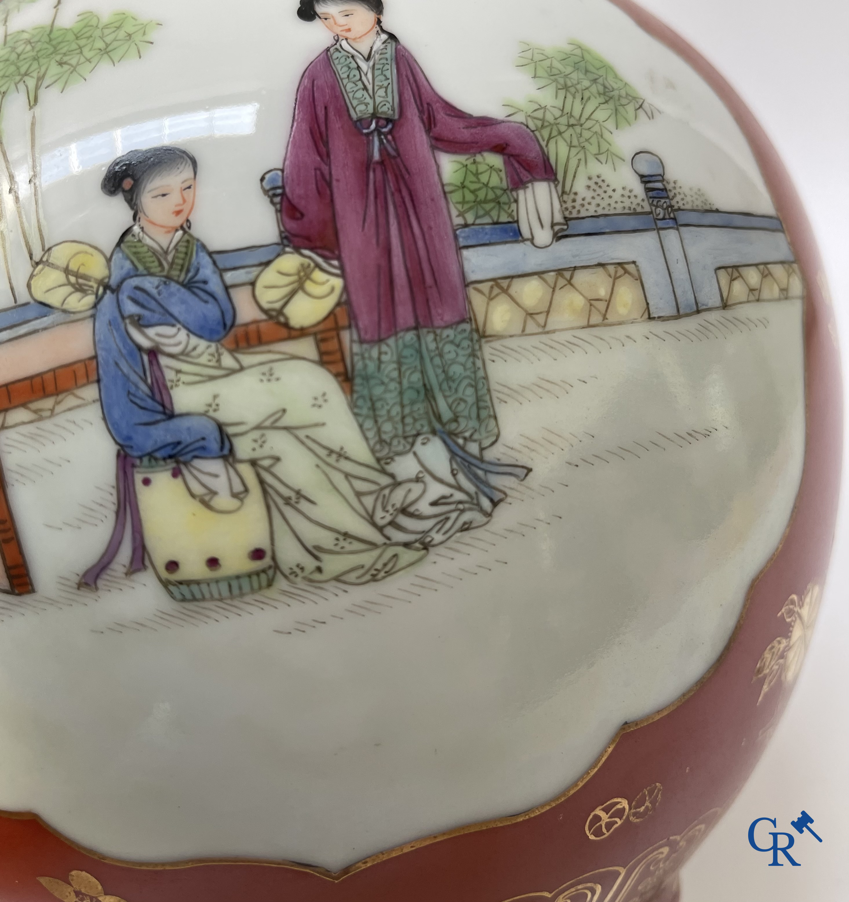 Aziatica, Chinees porselein. Een Chinese vaas met personages. Met zegelmerk. 20ste eeuw.