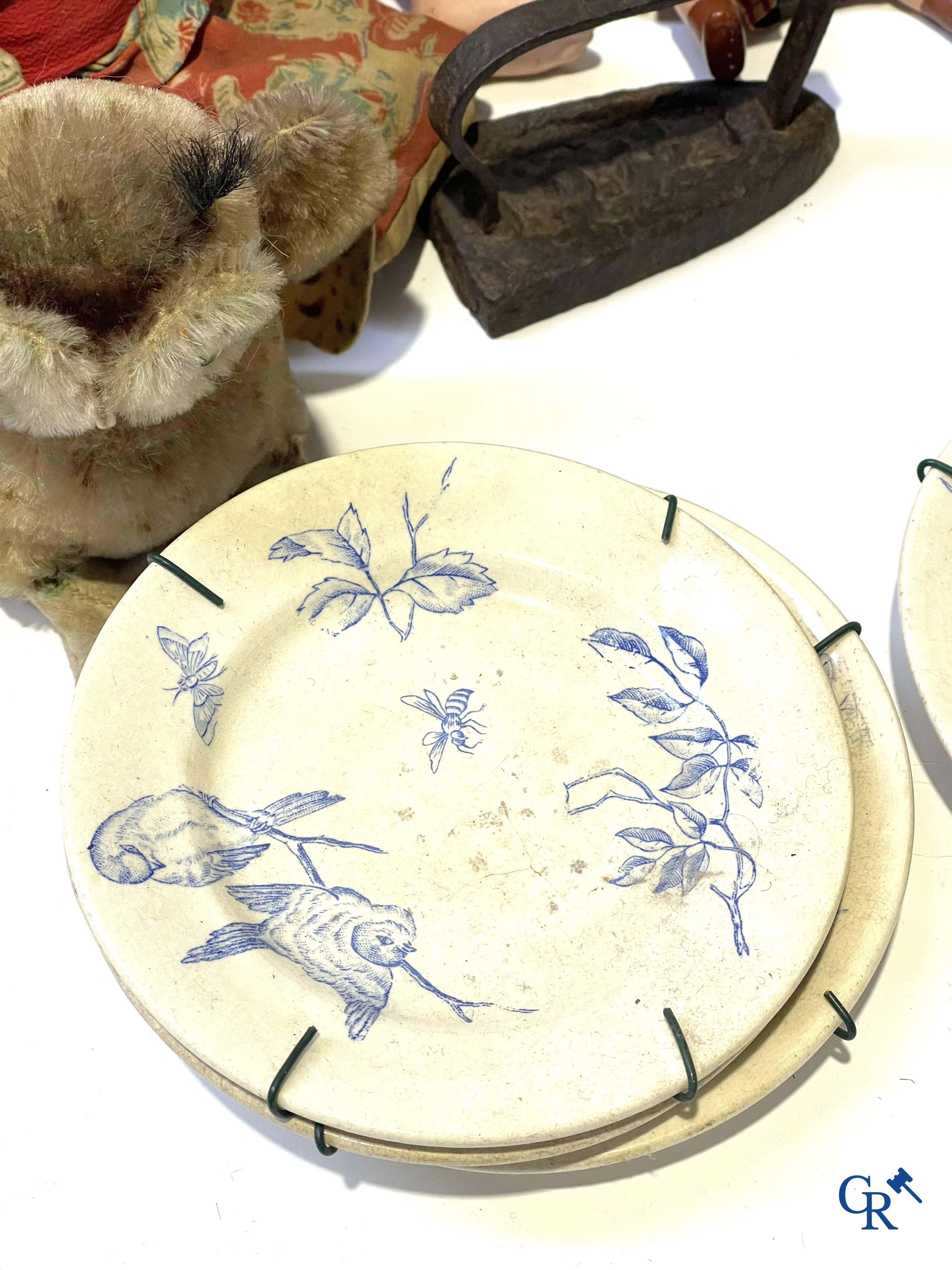 Oud speelgoed, een groot lot met verschillende antieke poppen en verzamelobjecten.