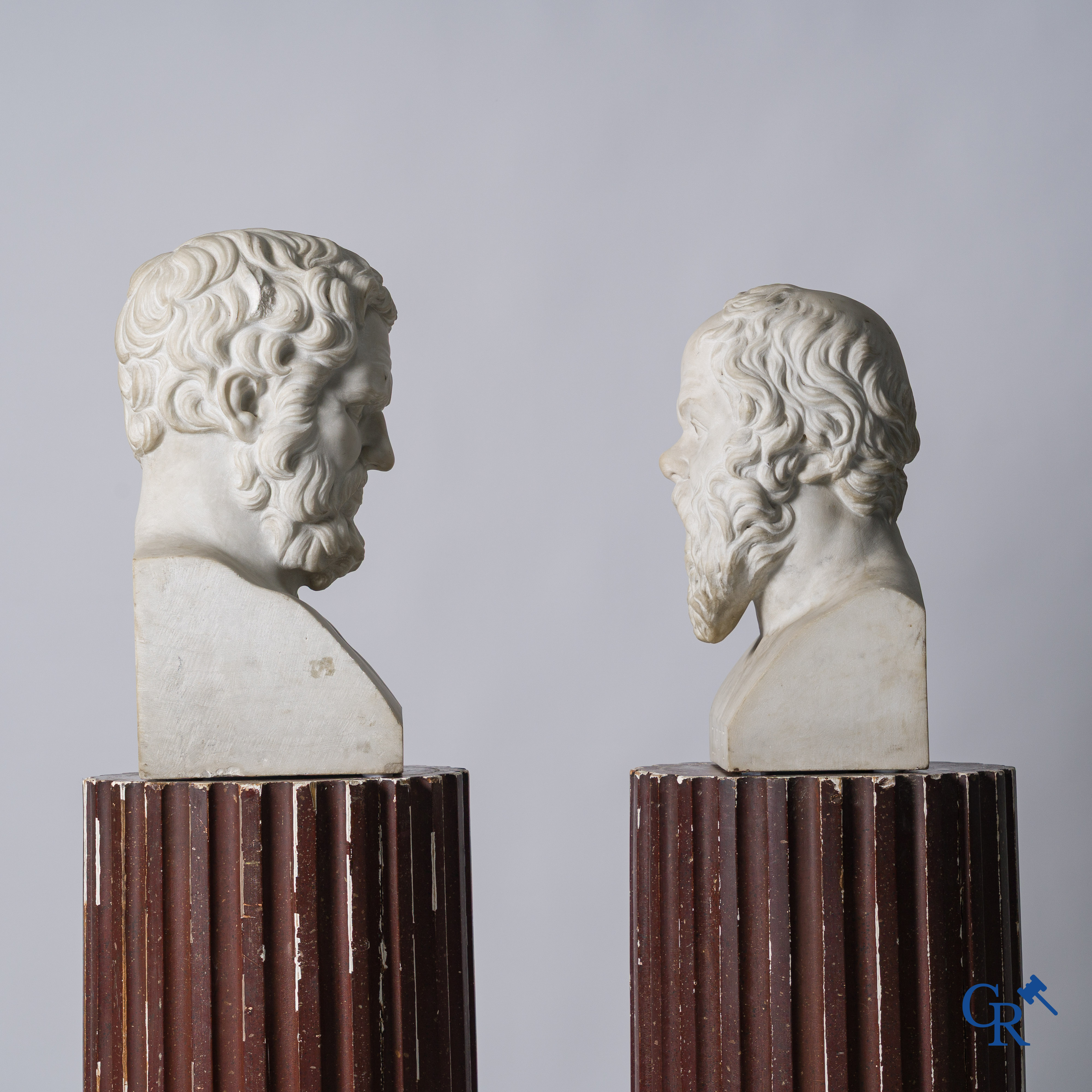 2 imposante bustes in witte marmer van de Griekse filosoof Socrates en de Griekse wijze Bias van Priëne. 18e-19e eeuw.