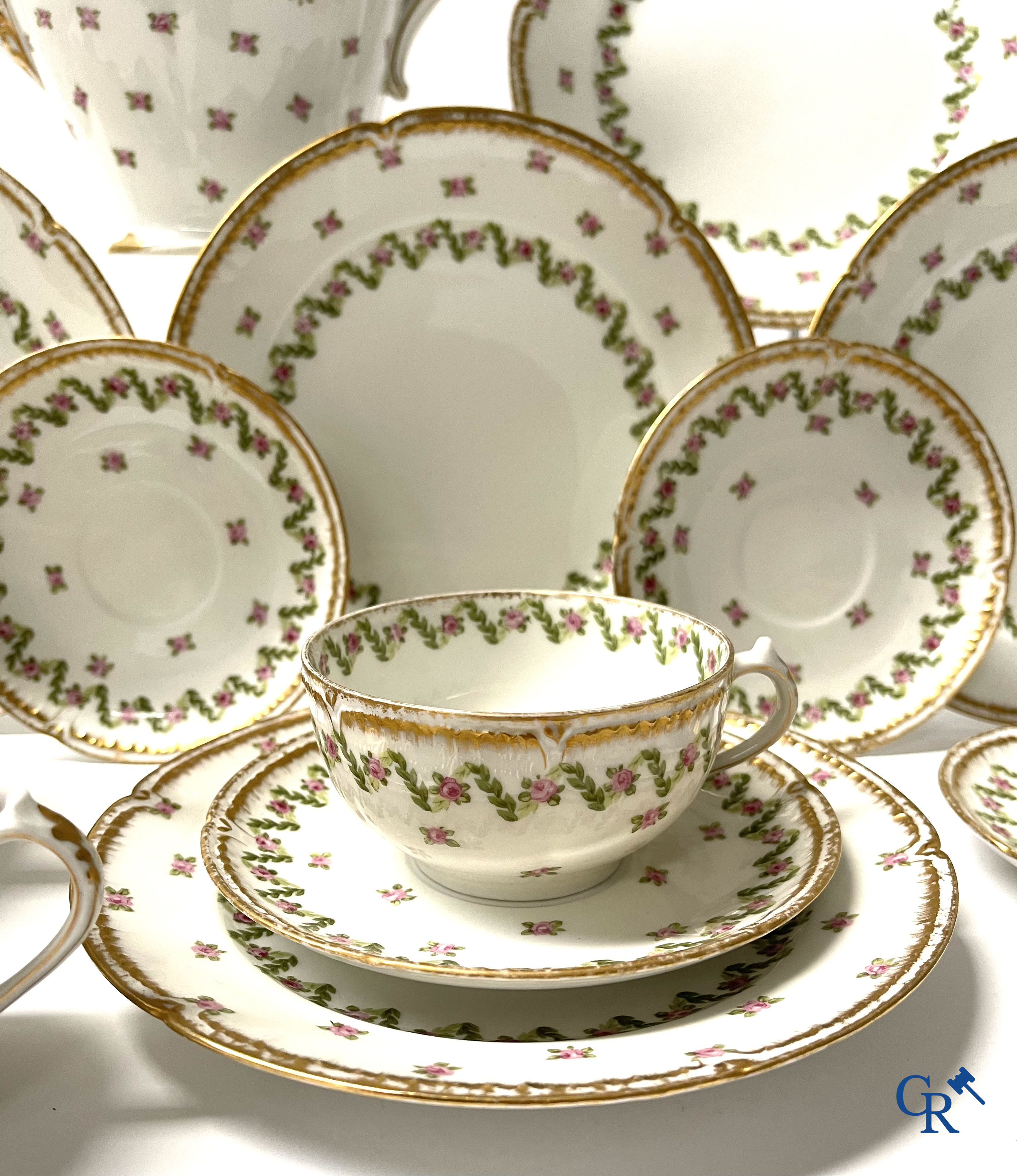 Een koffie- en theeservies met 12 dessert borden in meerkleurig gedecoreerd en verguld  Frans porselein. Circa 1900.