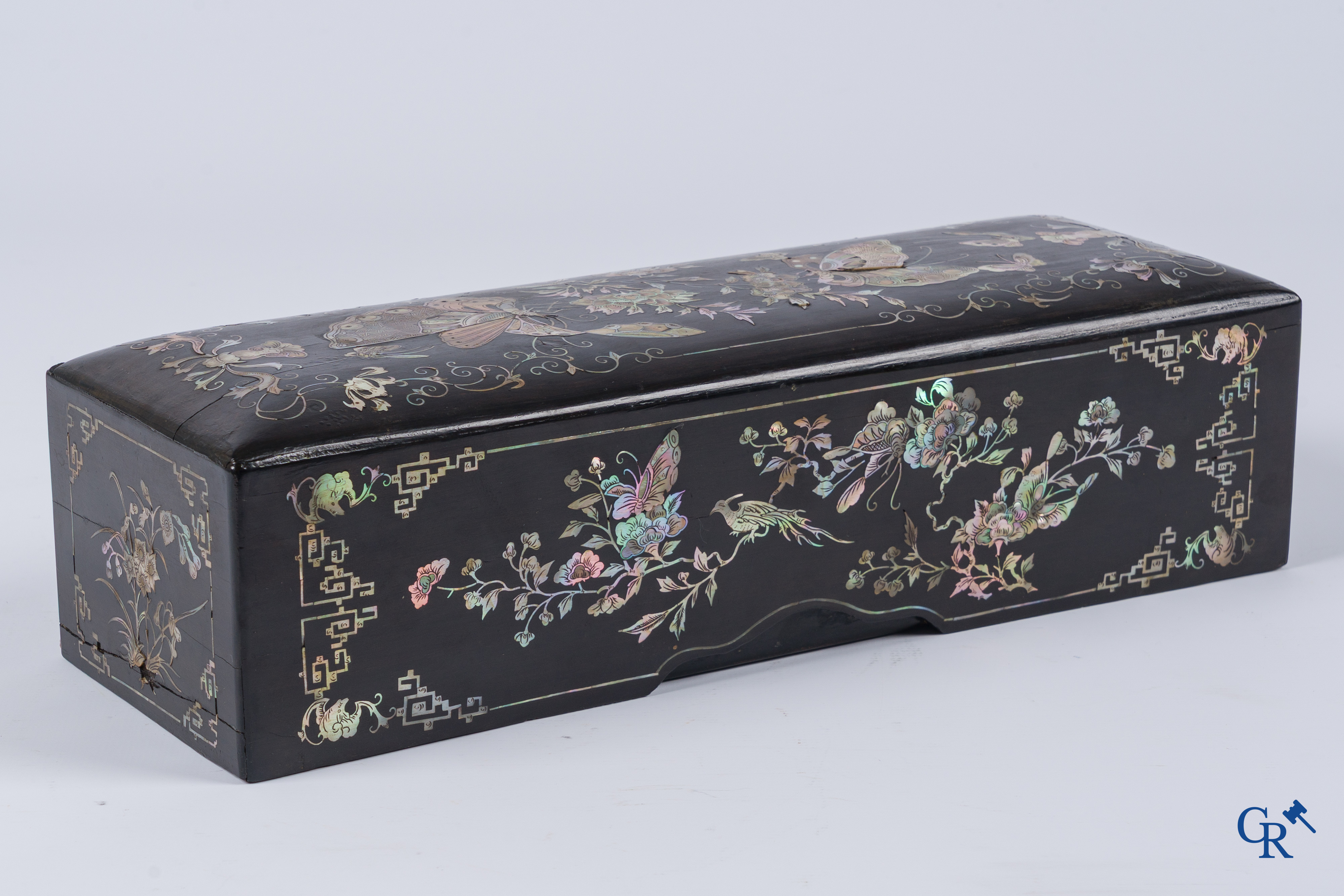 Aziatica, een Vietnamese met parelmoer ingelegde houten dekseldoos. 19e eeuw.