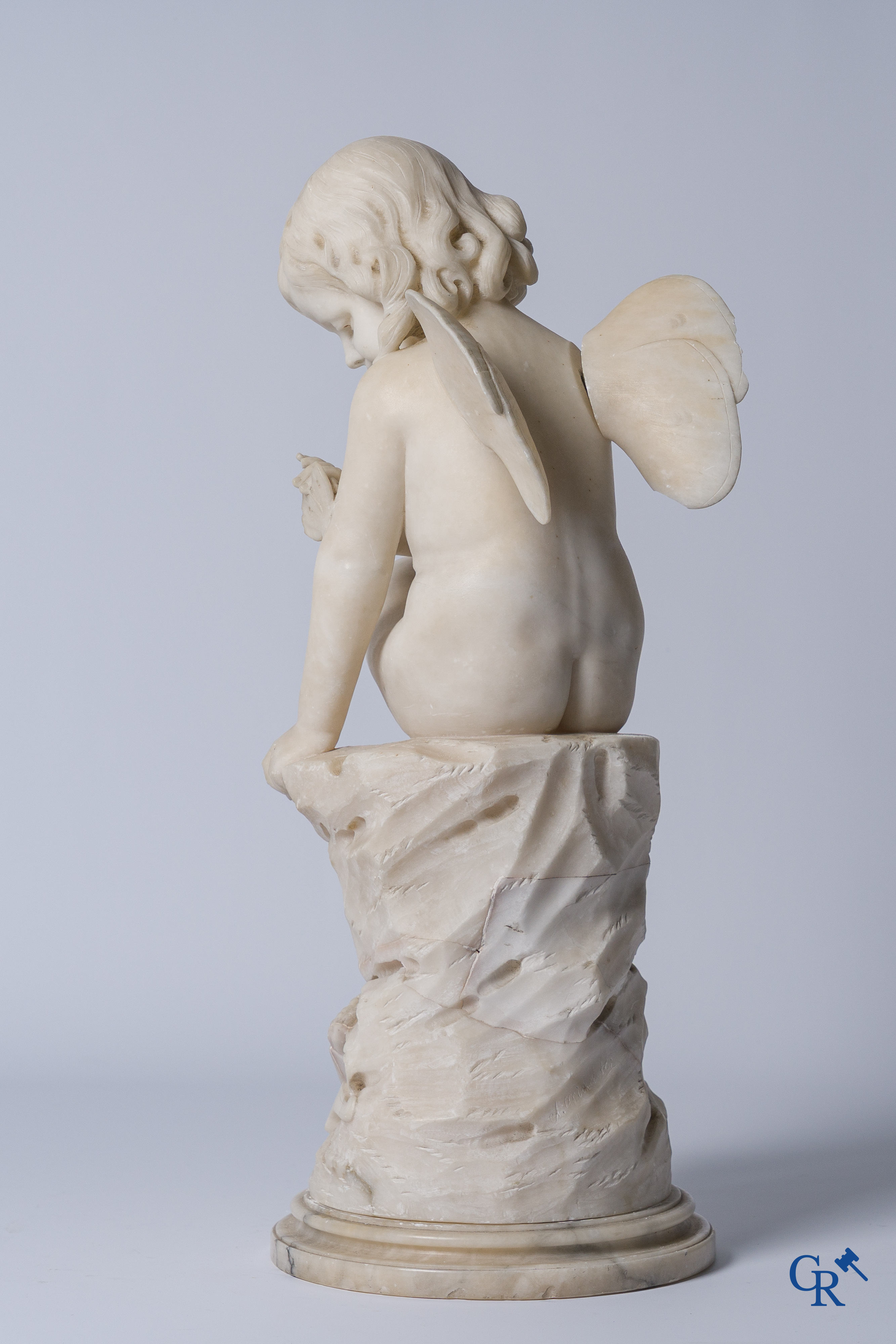 A Michelotti (XIX-XX), voorstelling van een zittende cupido met vlinder. Alabast.