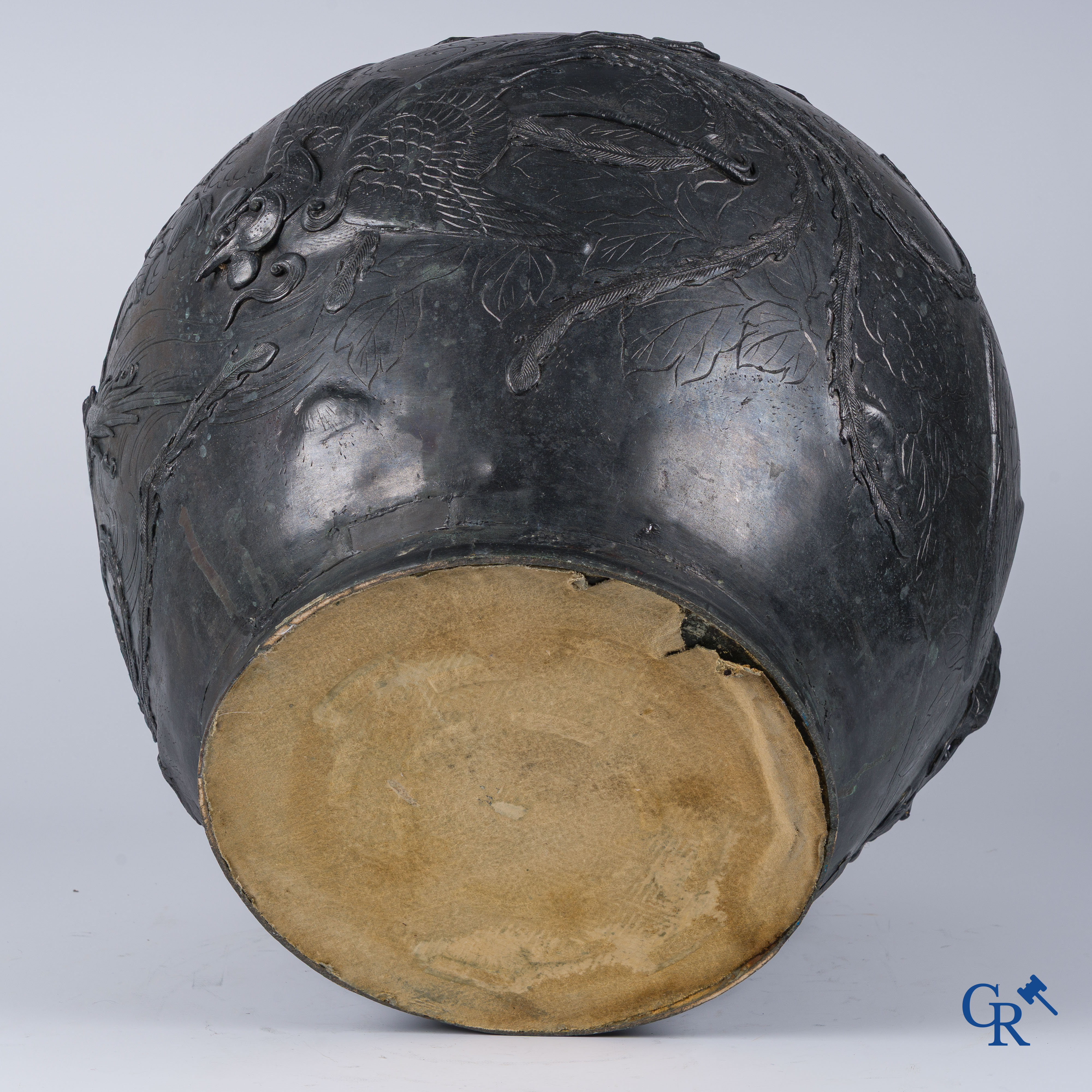 Art Asiatique, une grande jardinière japonaise en bronze avec des oiseaux phénix. 19ème siècle.