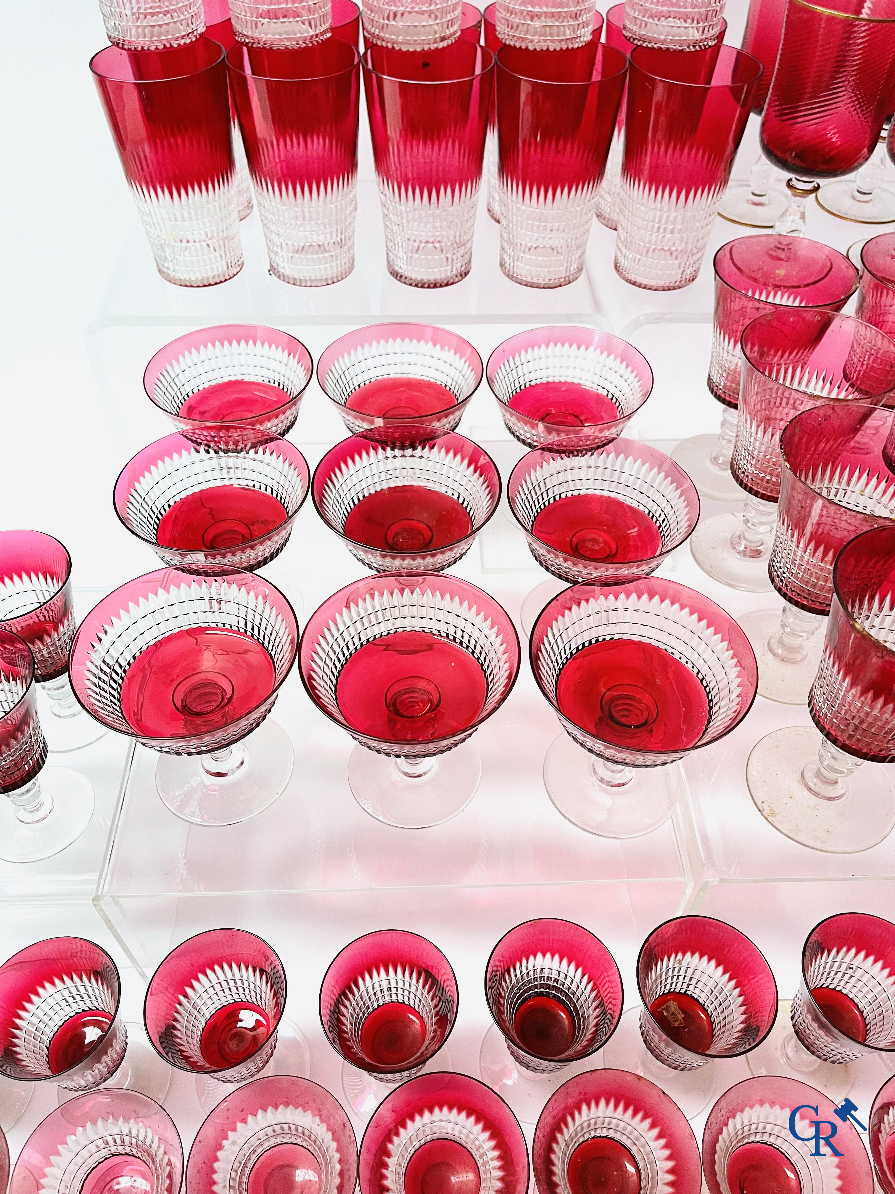 Een uitgebreid servies in rood geslepen kristal, hoogstwaarschijnlijk Val Saint Lambert.