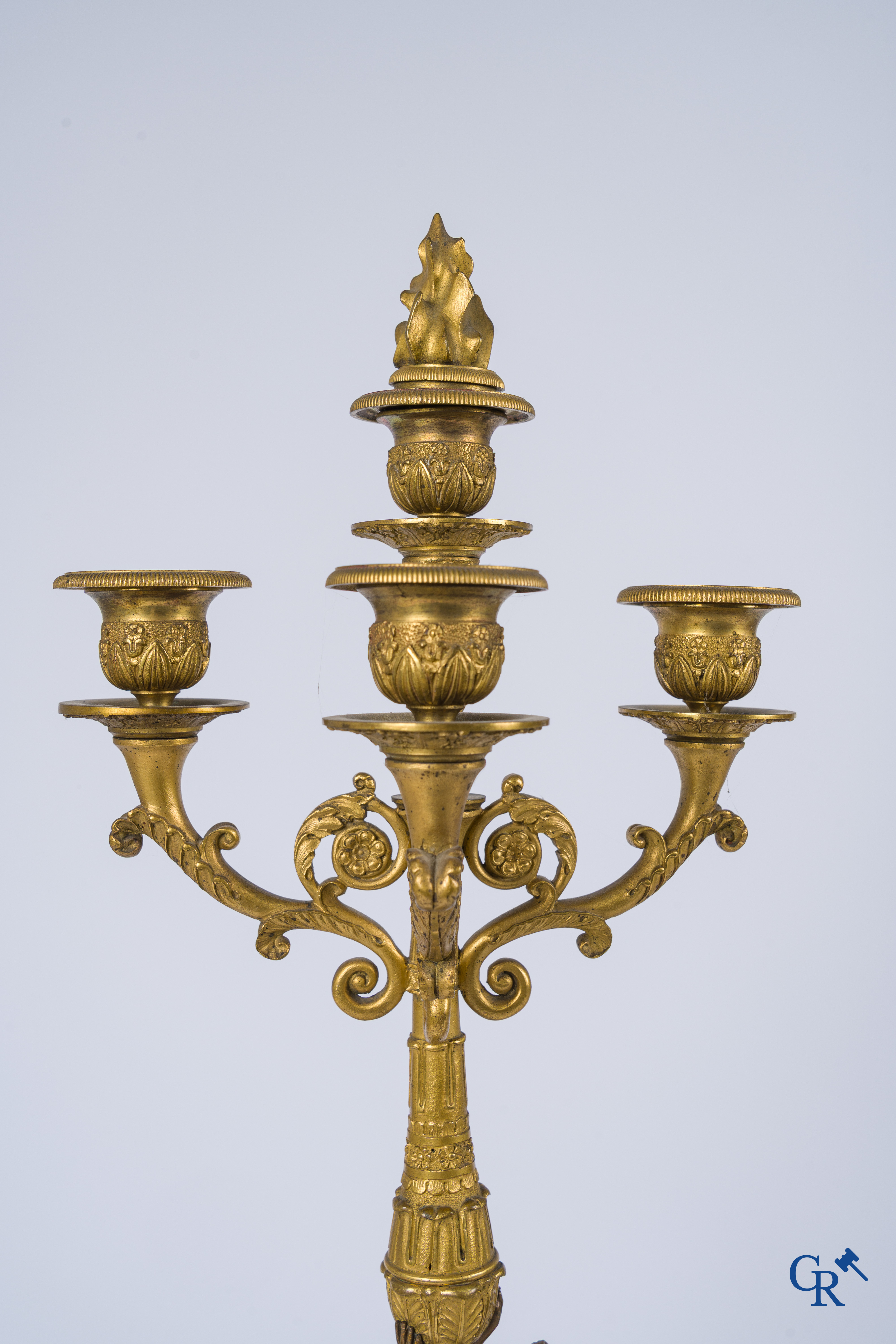 Epoque Empire. Paire de grands candélabres en bronze avec des personnages dans le style antique. Empire, vers 1815.