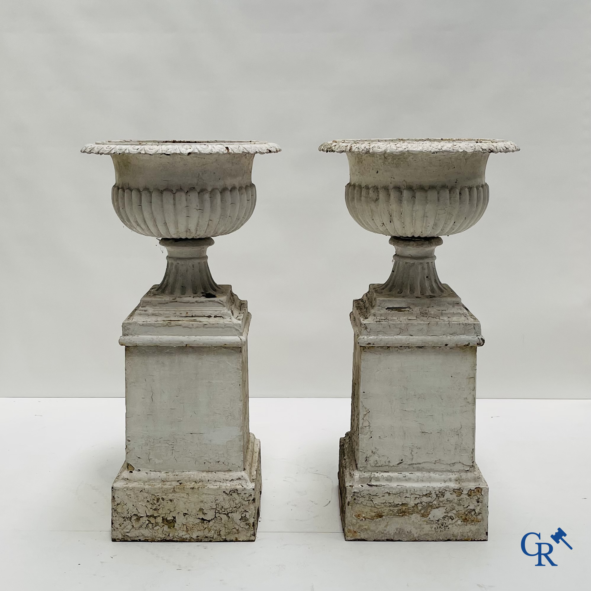 Tuindecoratie. Een paar grote gietijzer tuinvazen op sokkel. Oude patina, 19de eeuw.