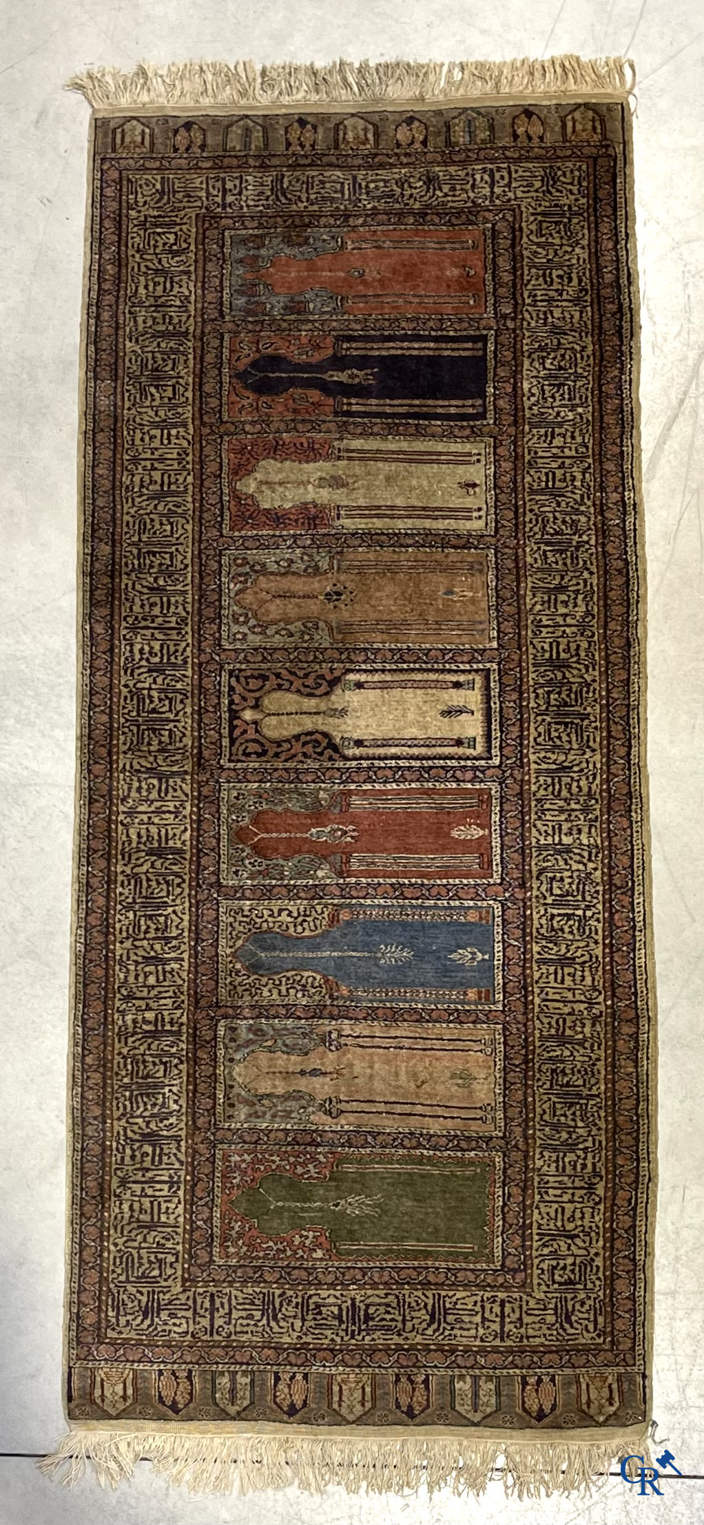 Oosterse tapijten, een antiek handgeknoopt oosters tapijt.