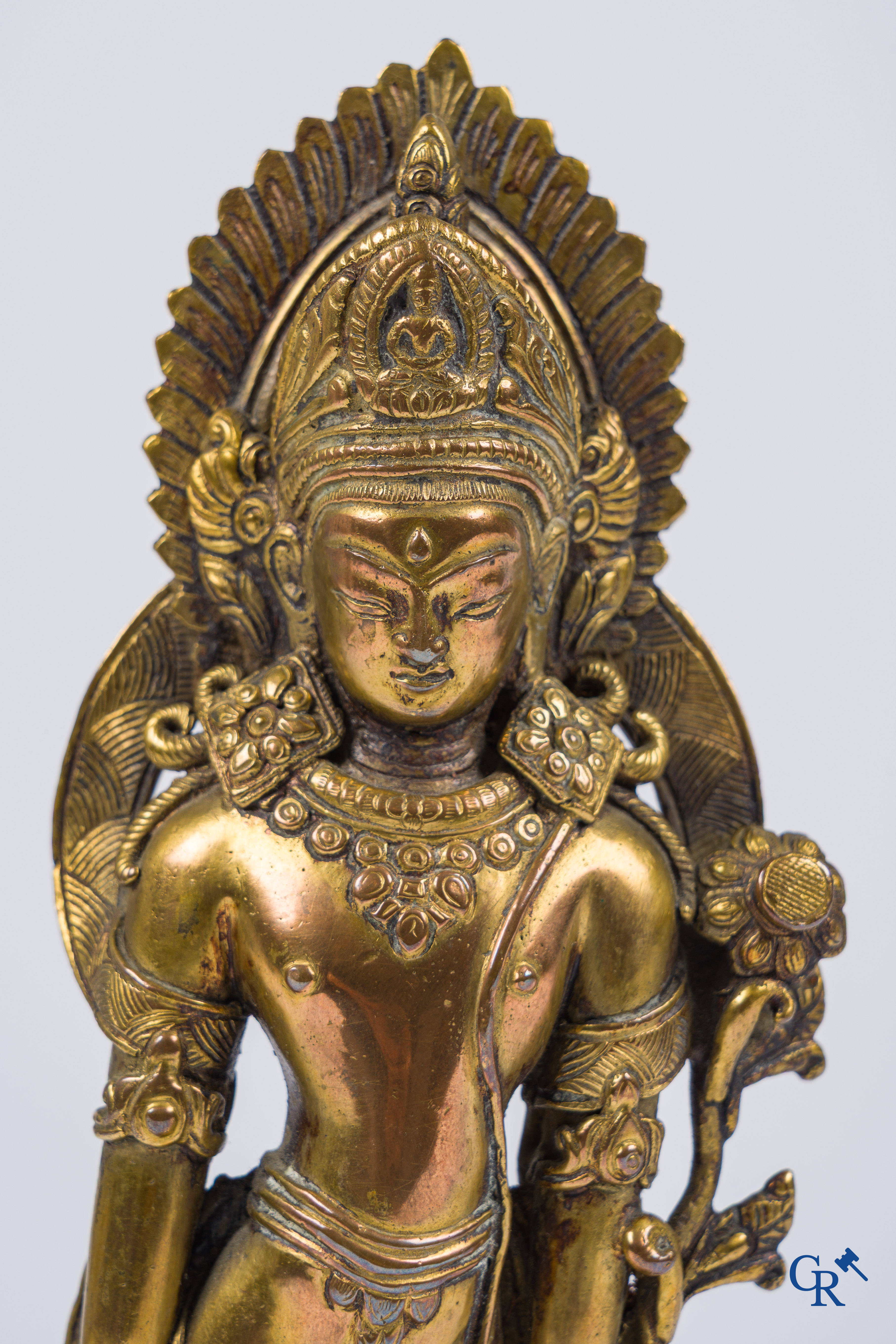 Art Asiatique, Népal, une représentation en bronze doré d'un Bouddha debout.