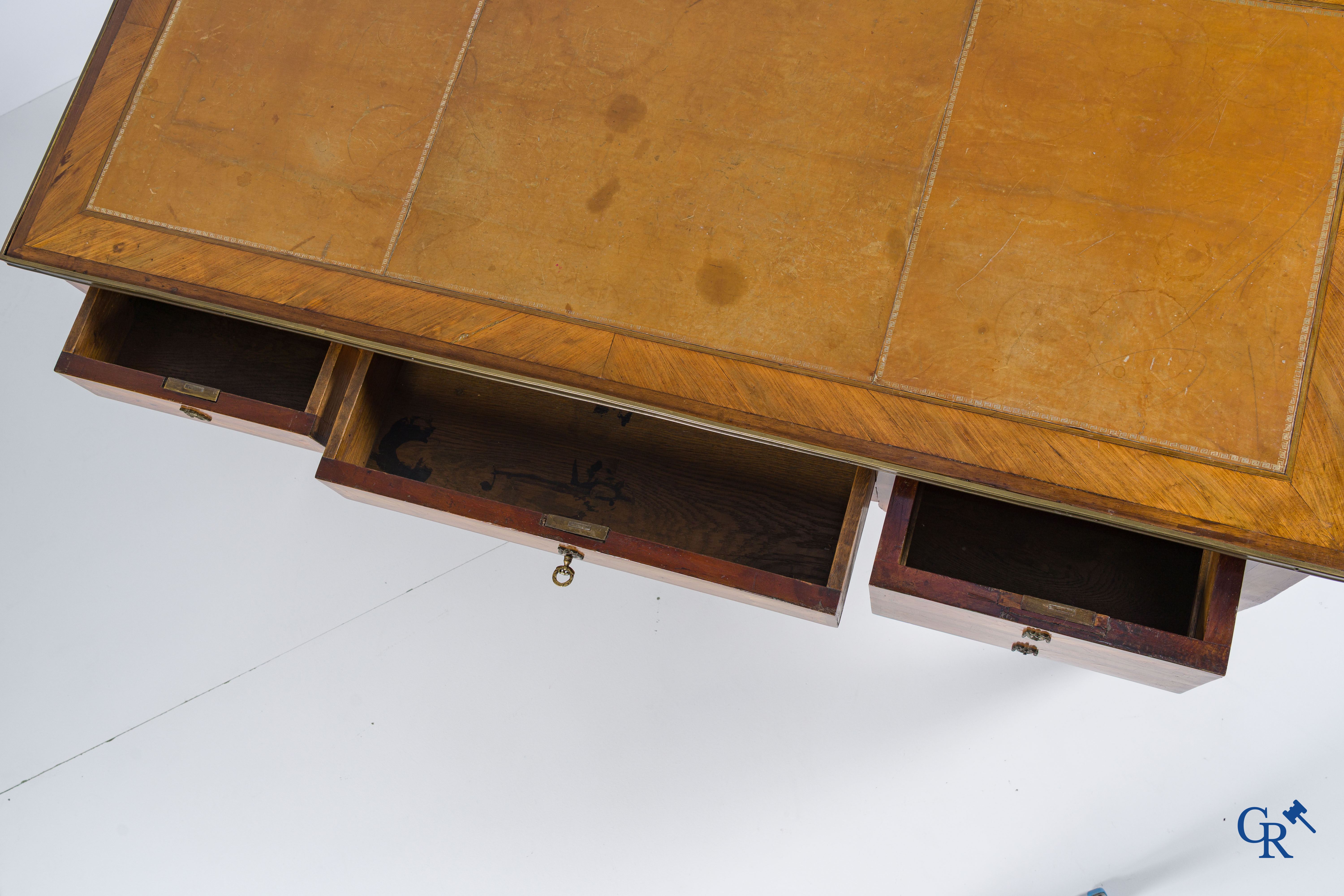 Louis XVI period. Flat desk with 4 drawers in rosewood veneer and marquetry. Late 18th century.