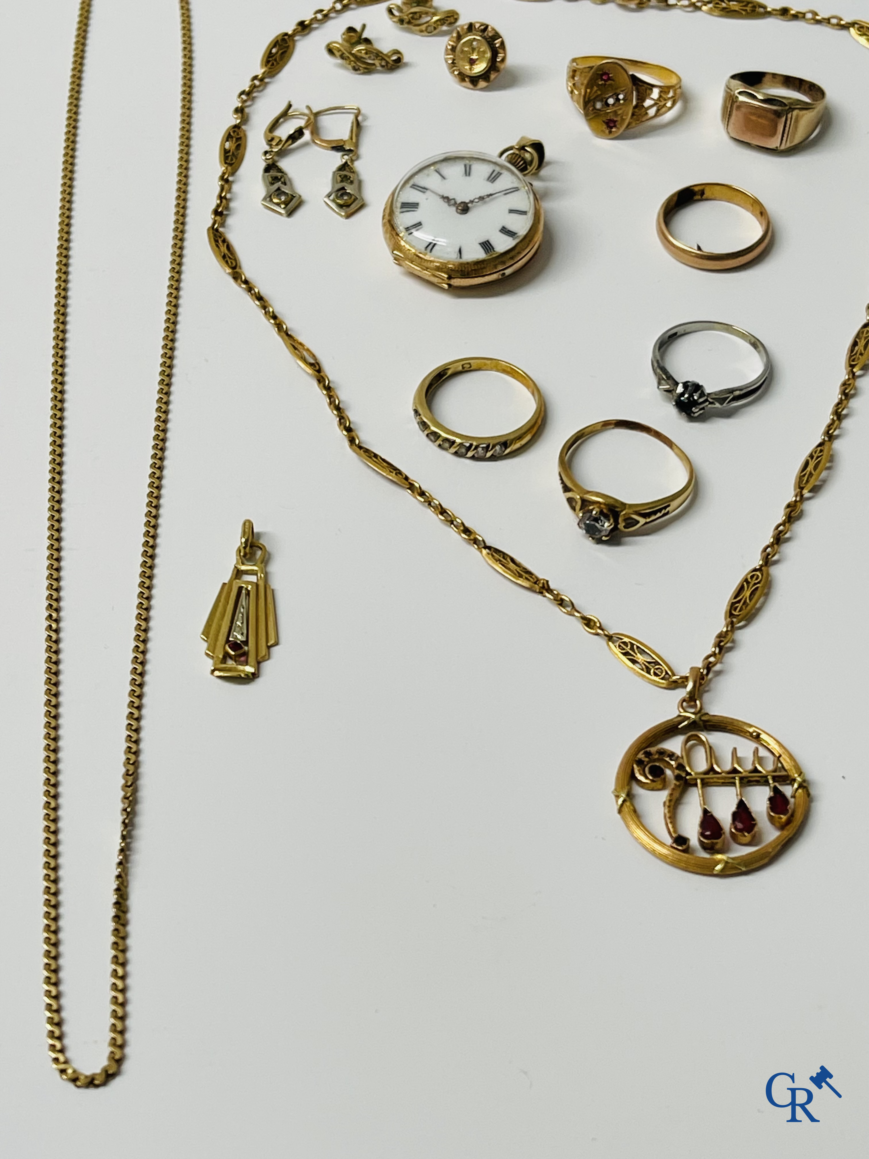 Juwelen, Horloges. Een kavel met gouden juwelen en een kleine gouden 750°/00 zakhorloge.
