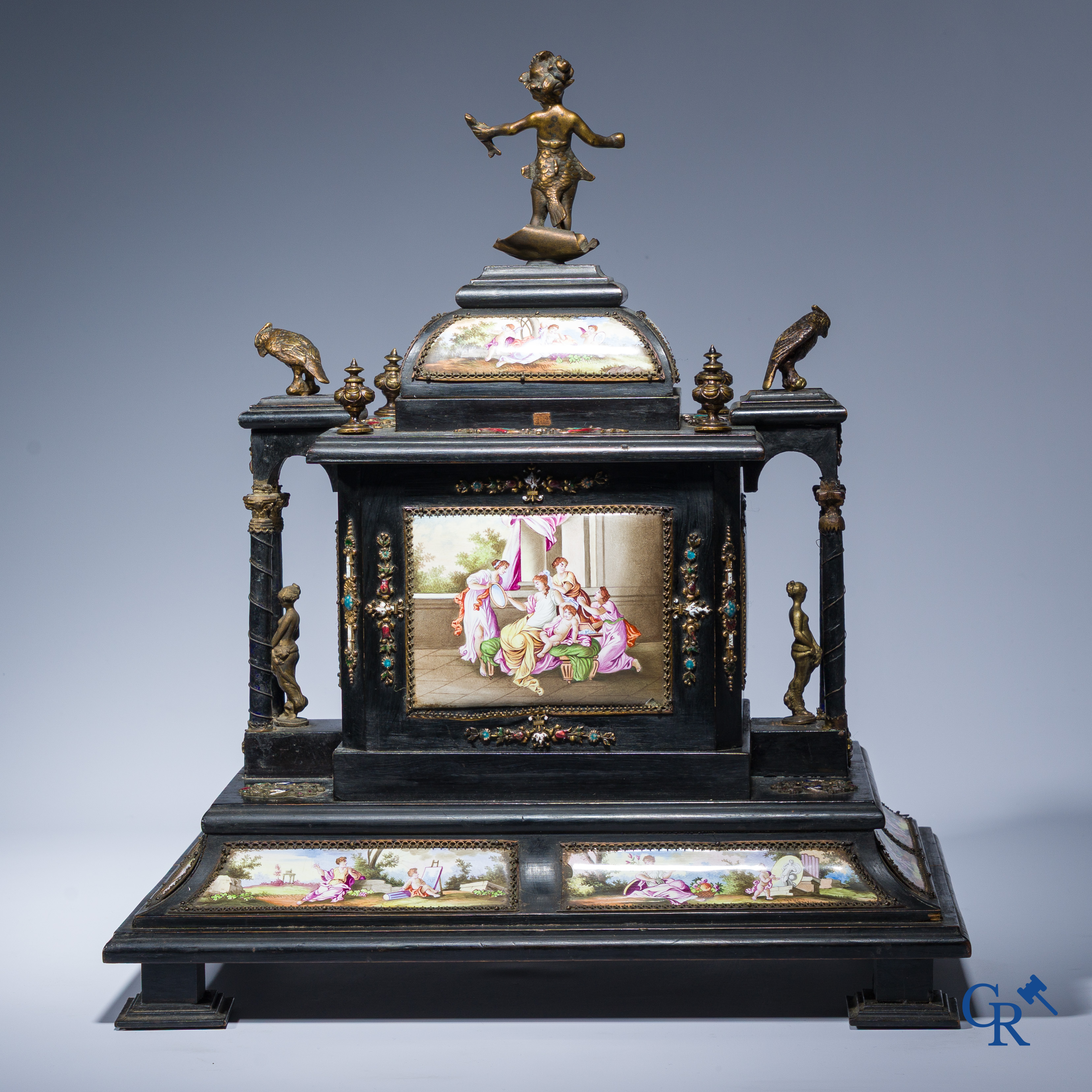 Een Weens geëmailleerd tafel kabinet in ebbenhout met laden en bronsbeslag. 19e eeuw.