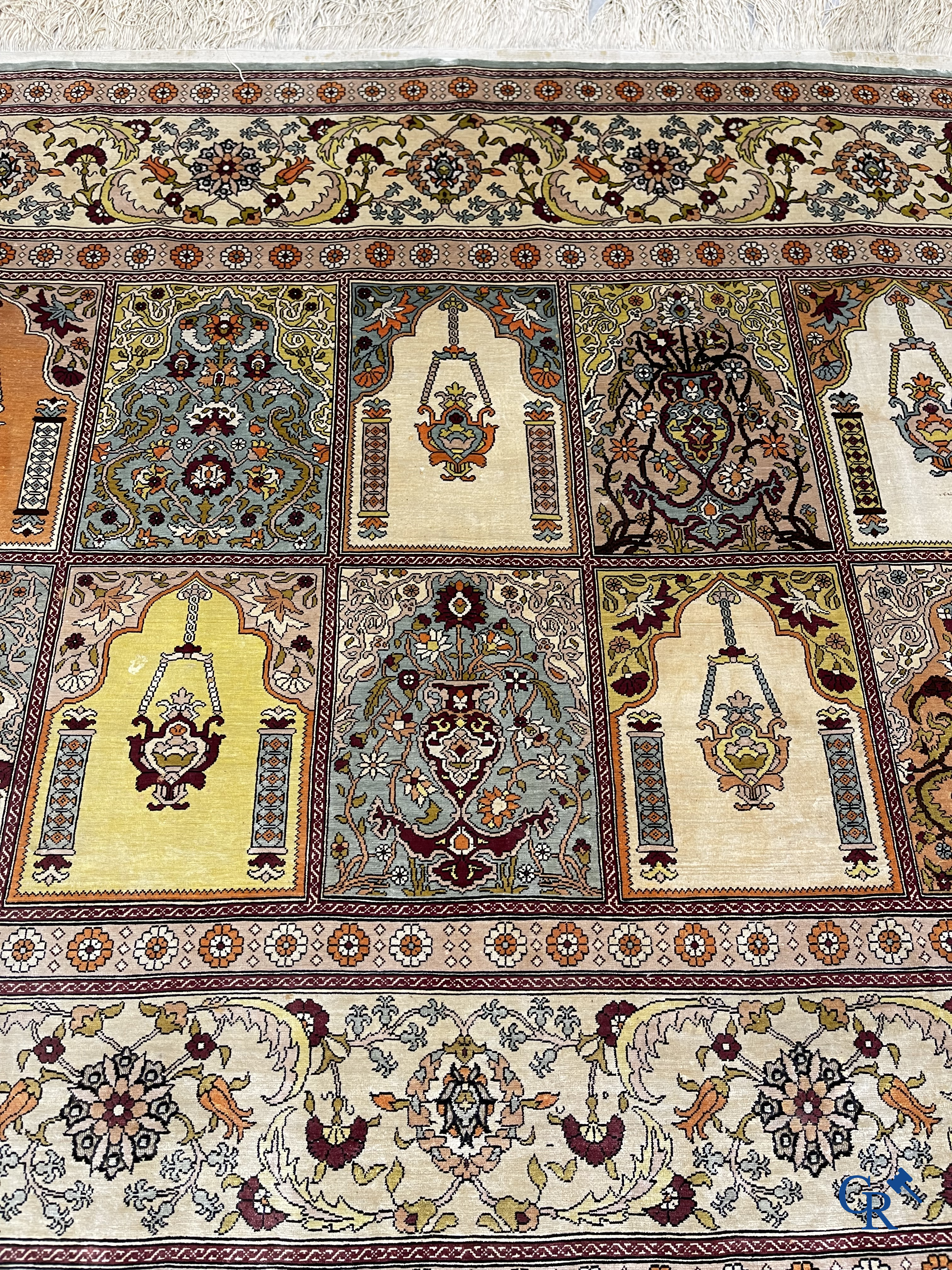 Oosterse tapijten. Een gesigneerd zijden tapijt met geometrisch motief.