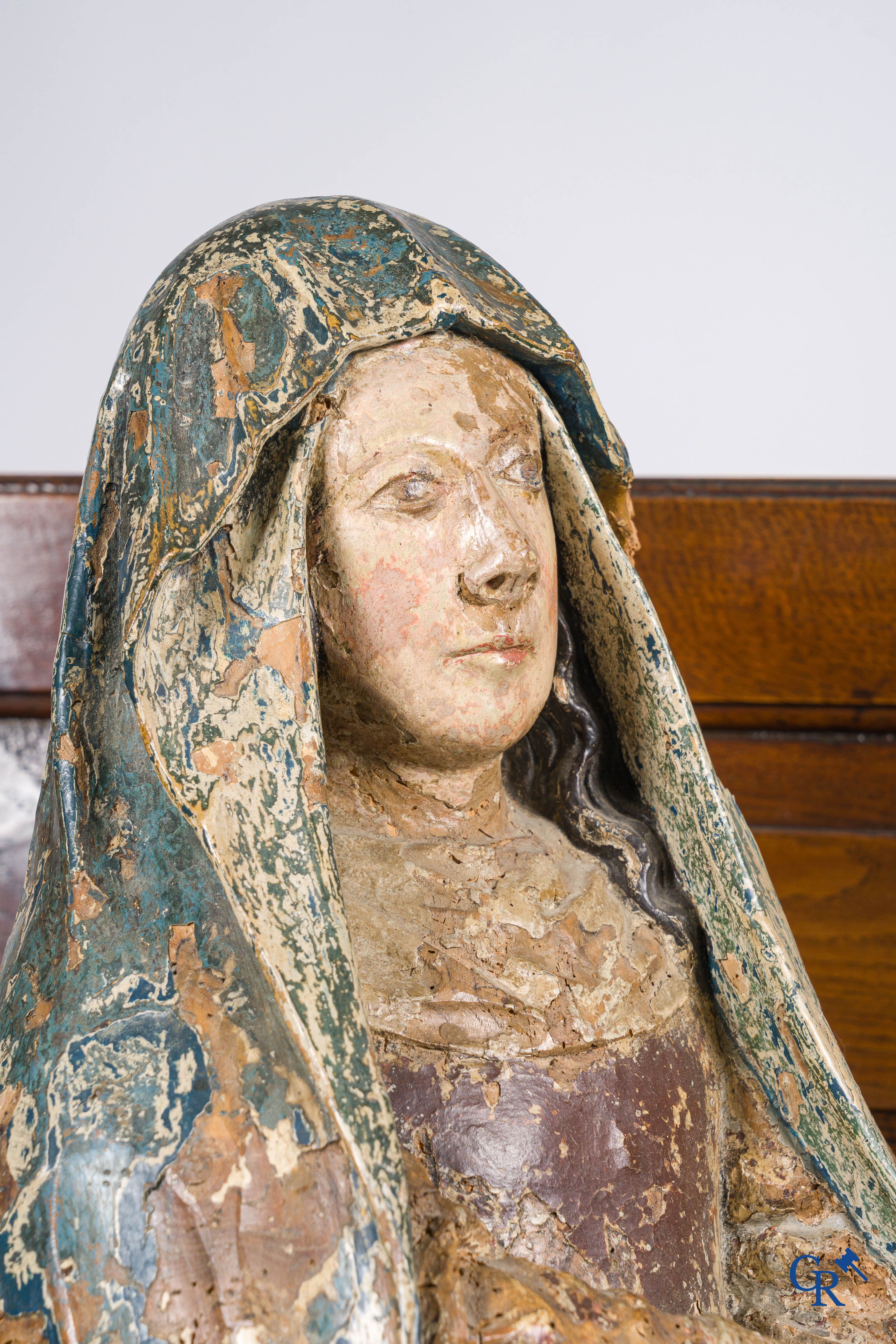 Religieuze objecten, een gepolychromeerd houten beeld van een madonna, XVIIe eeuw.