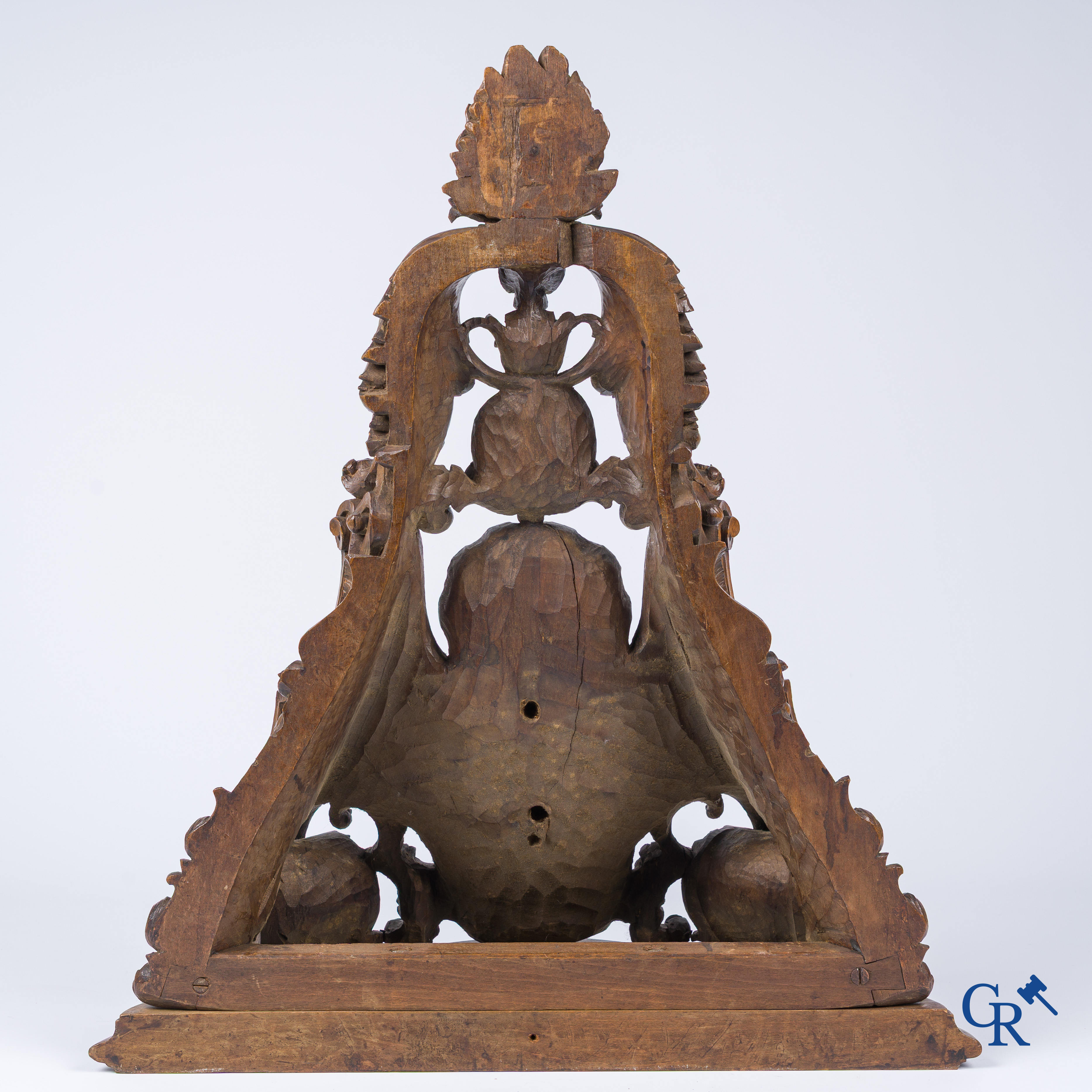 Een rijkelijk gesculpteerde Renaissance-stijl muurconsole in notelaar. 19e eeuw.