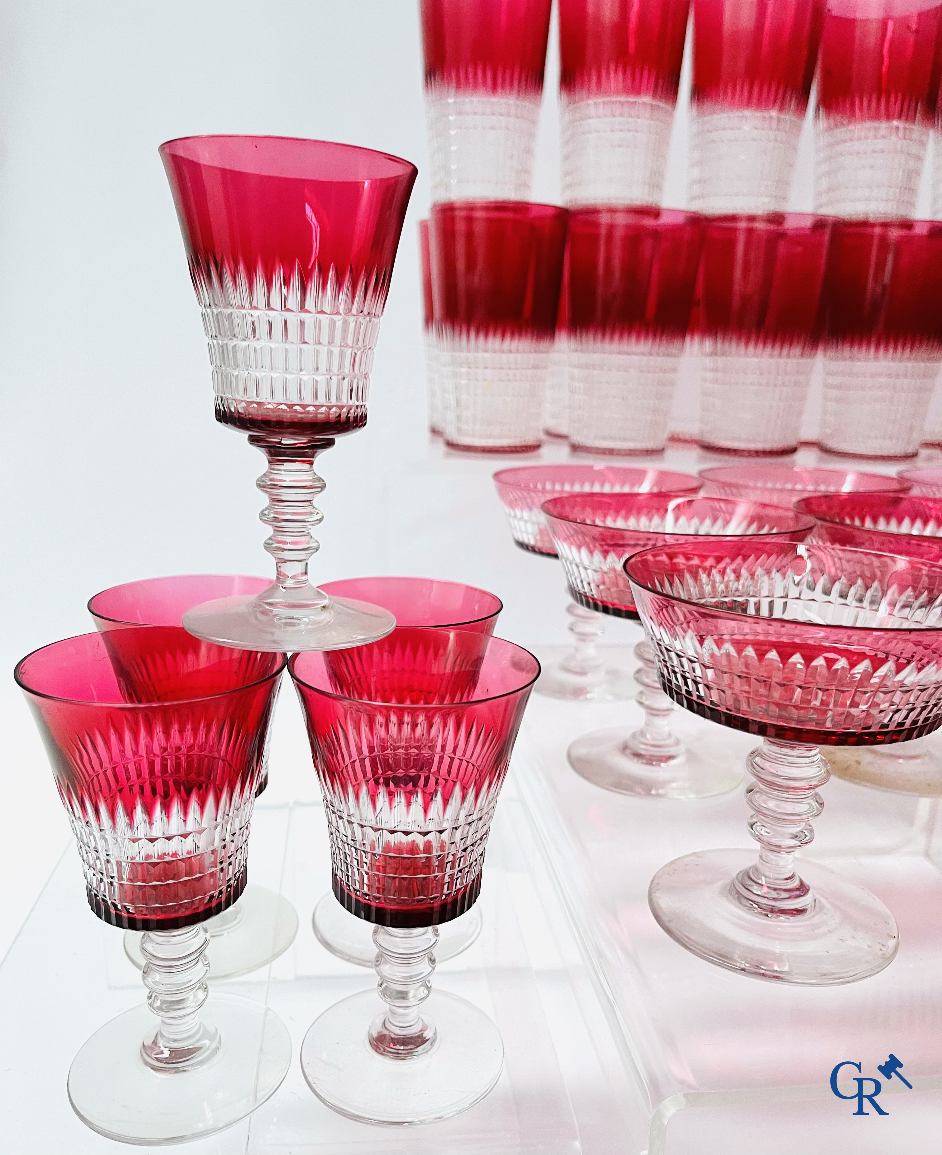 Een uitgebreid servies in rood geslepen kristal, hoogstwaarschijnlijk Val Saint Lambert.