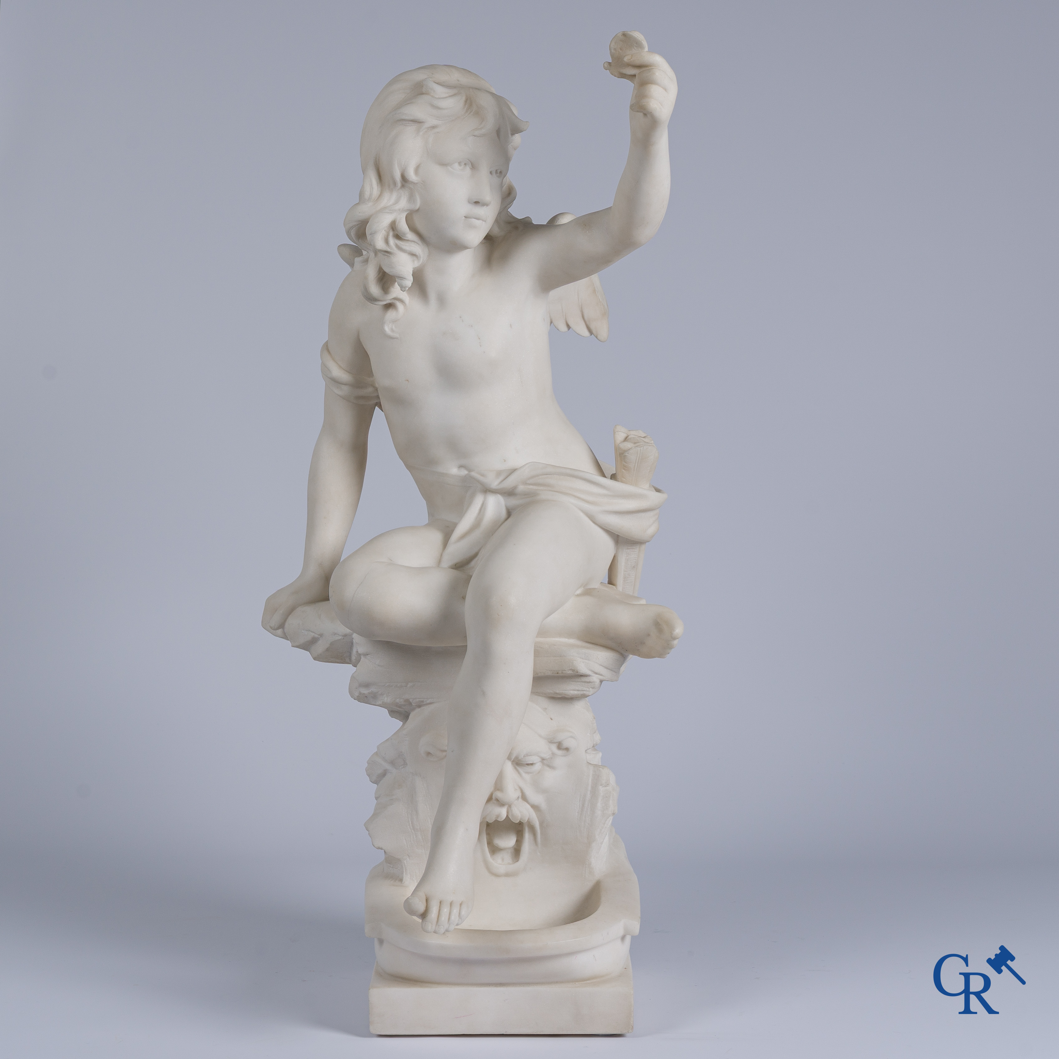 G. Tosi, Mooie groep in gesculpteerd marmer, zittende cupido aan muurfontein. Circa 1900.