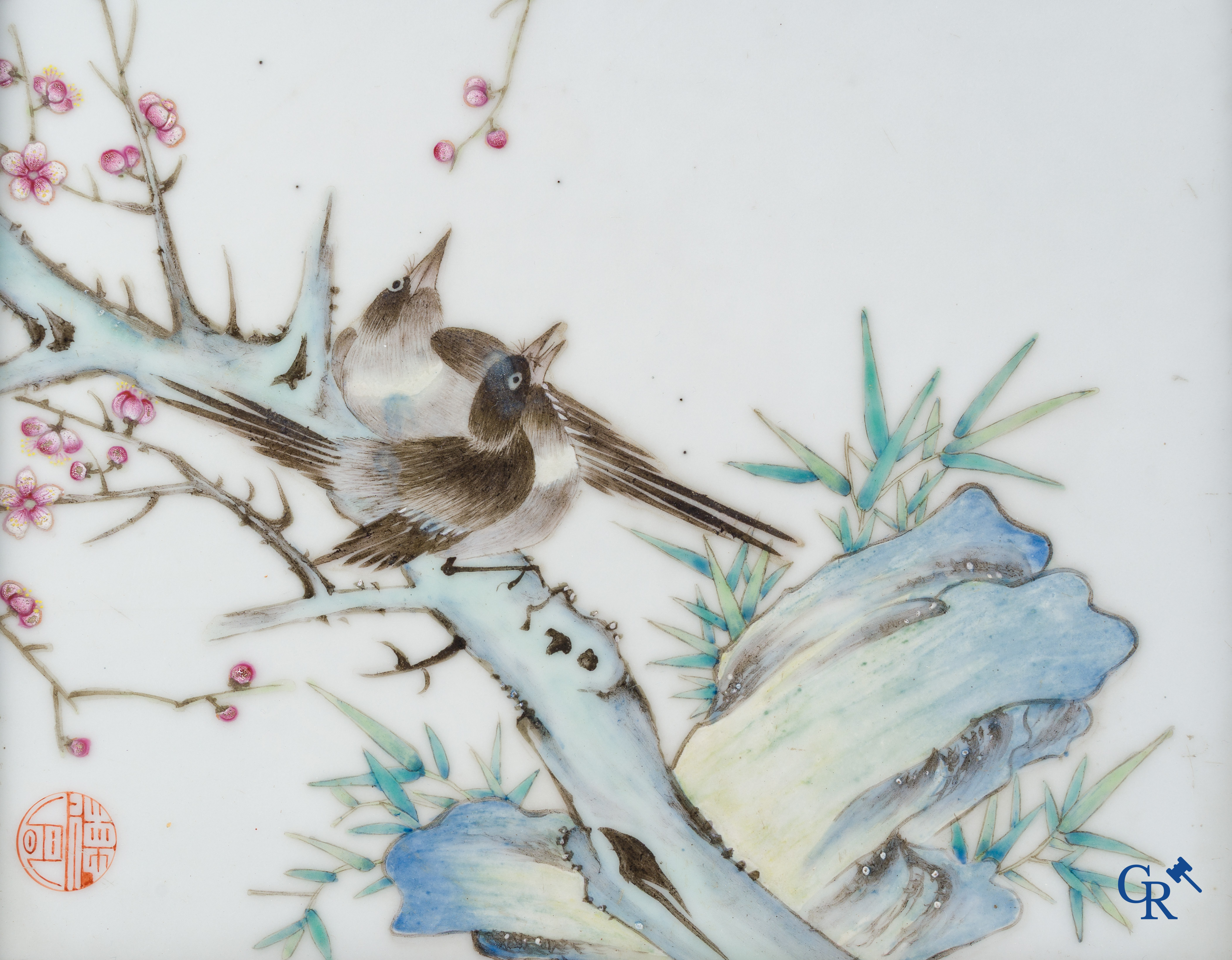 Art Asiatique, Chine. Grand plaque en porcelaine avec des oiseaux et des branches de fleurs. Marqué.
