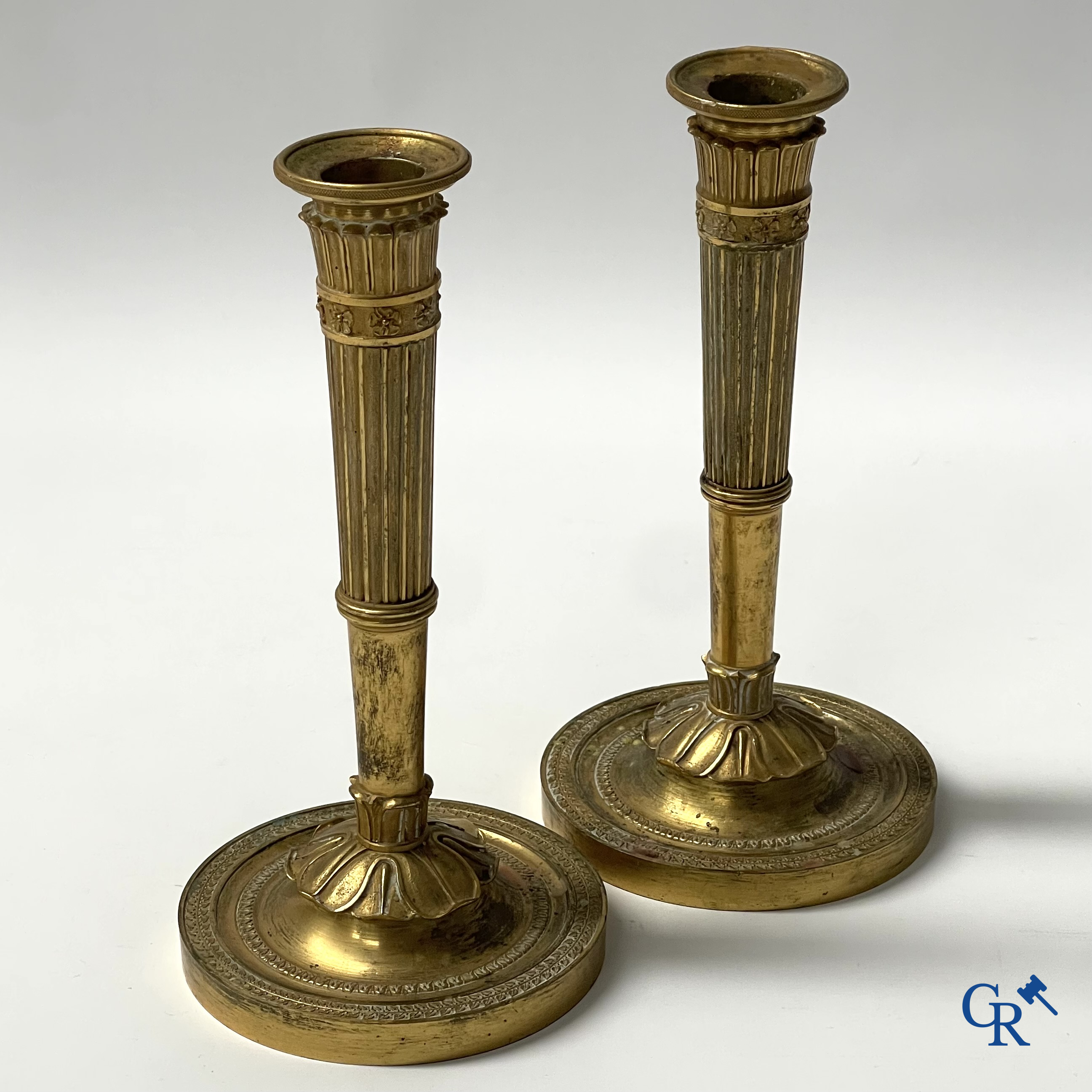 Epoque Empire, paire de bougeoirs en bronze finement ciselés et dorés. France, début du 19ème siècle.