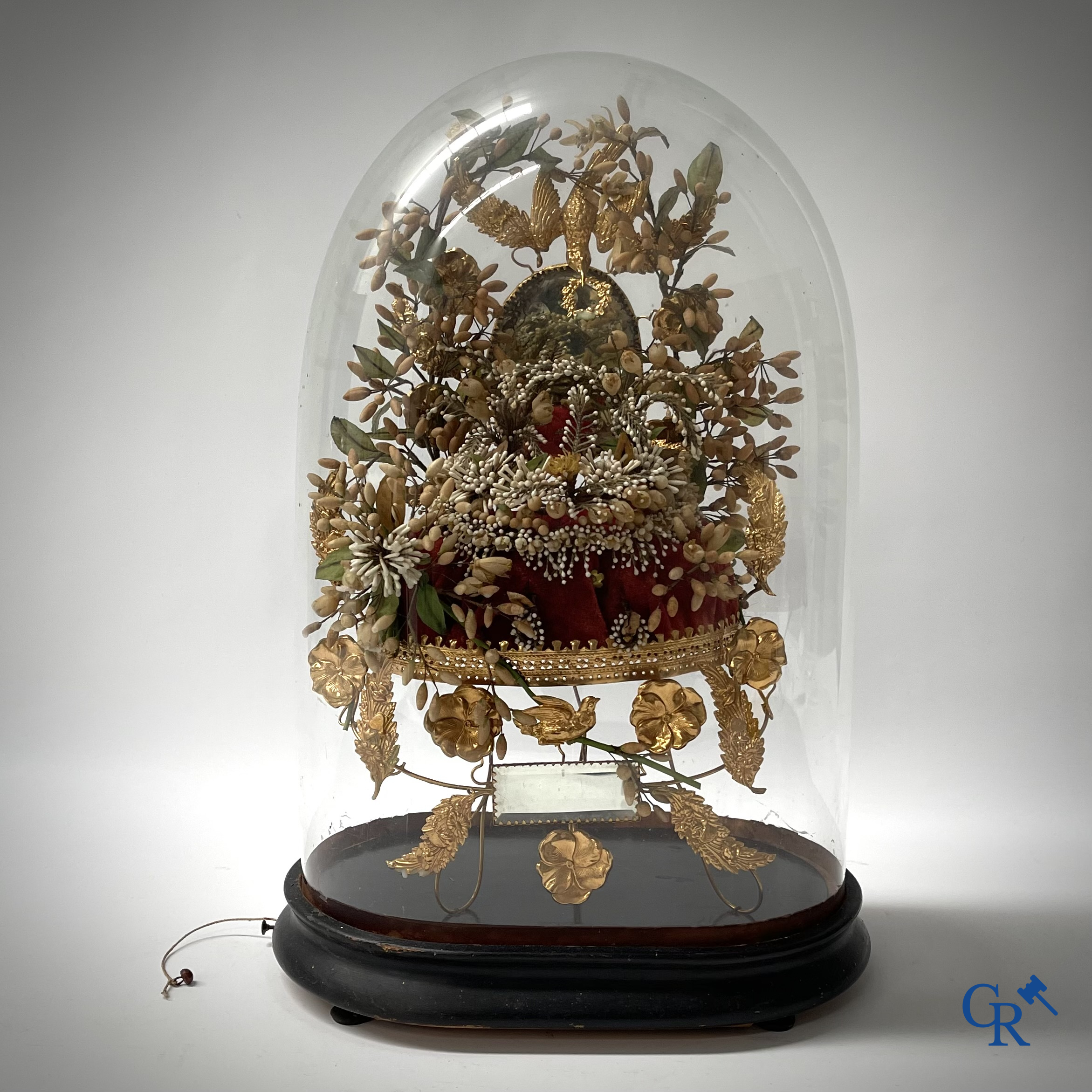 Boîte à musique. Un globe avec bouquet de mariée.  Miroirs et ornements en laiton doré. Mécanisme de musique intégré.