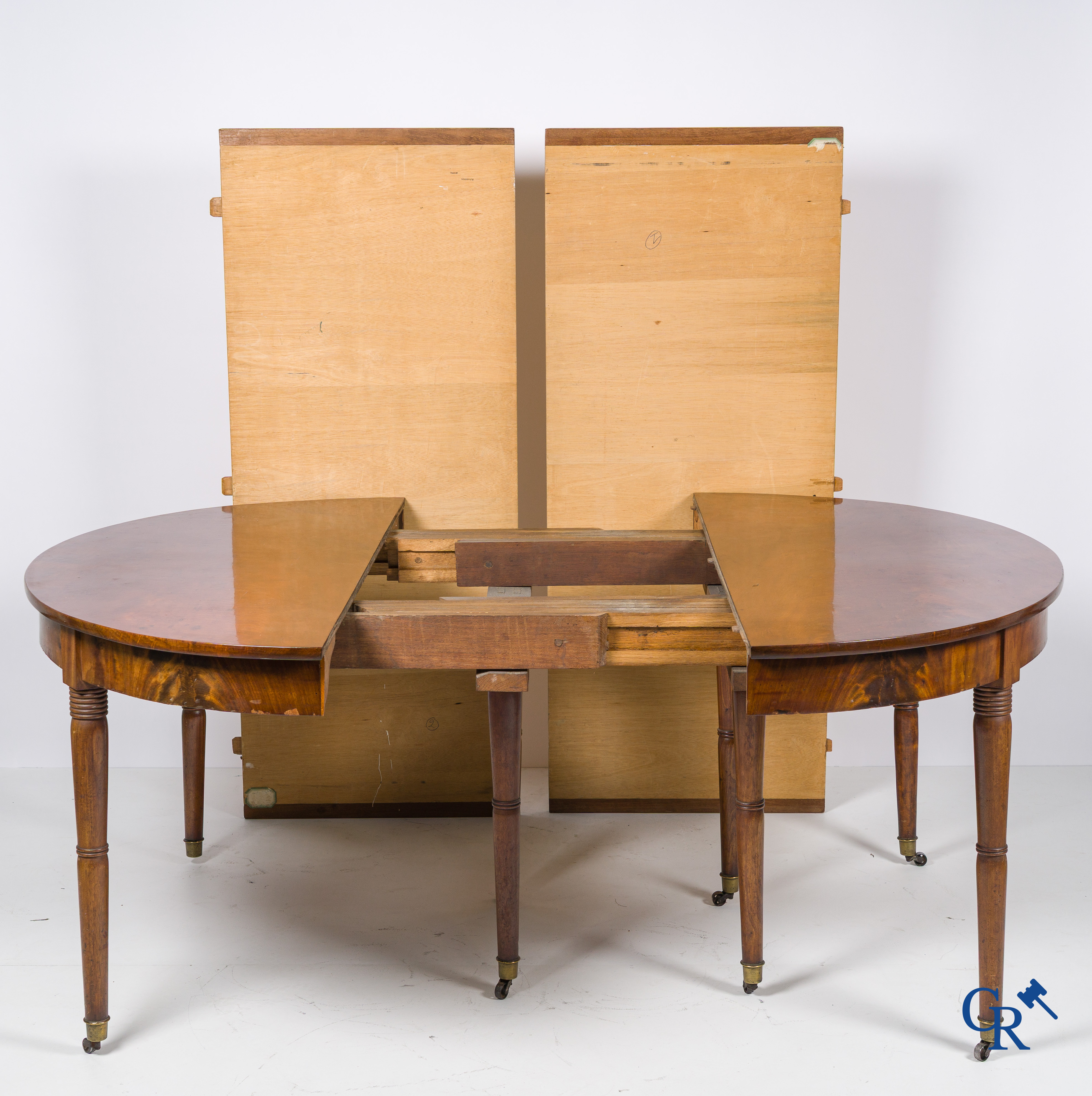 Table coulissante de salle à manger en acajou à 8 pieds avec 5 extensions. 1ère moitié du 19ème siècle.