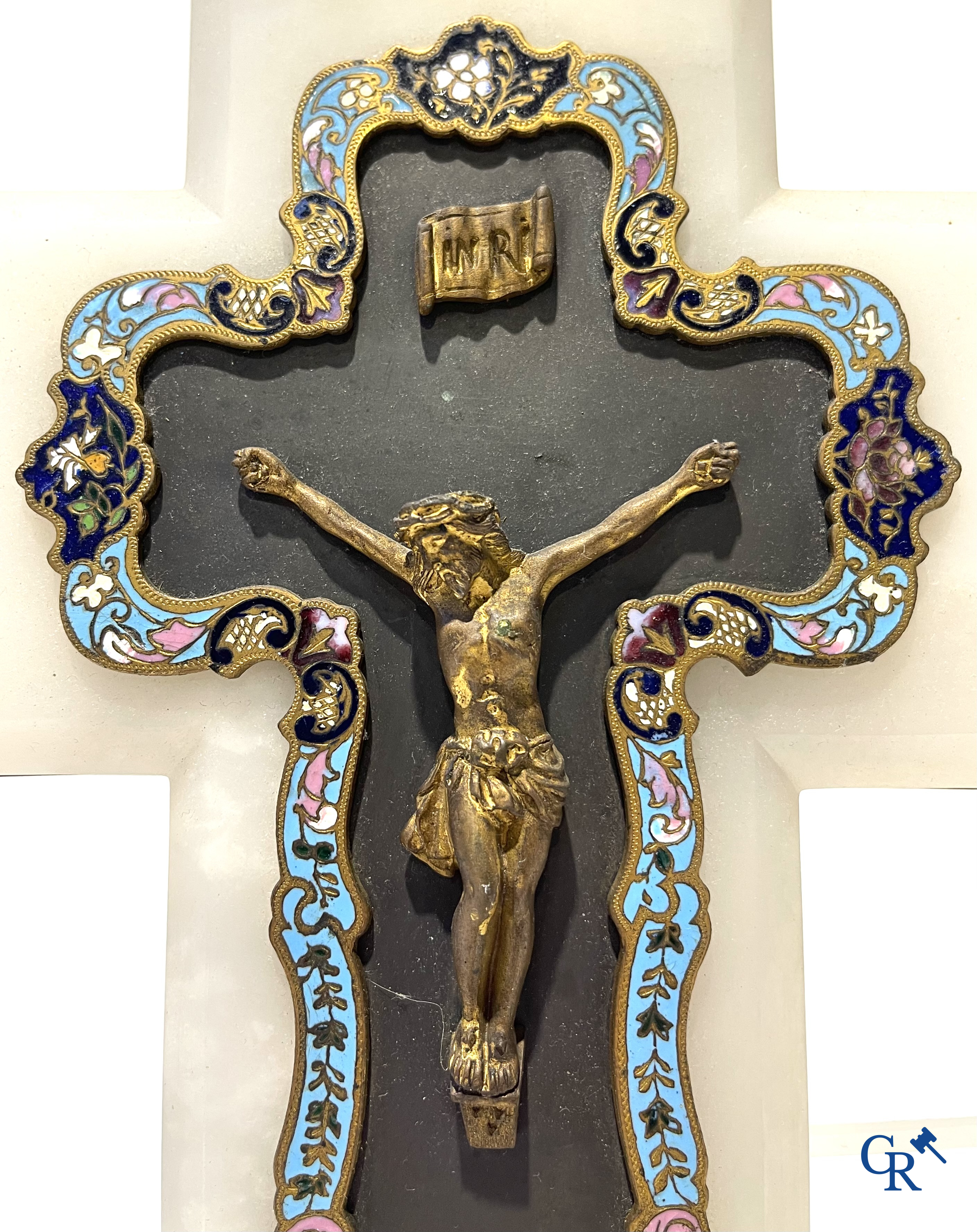 Religieuze objecten, 2 wijwatervaten in brons en cloisonné en een albast beeld van het heilig hart. 19e eeuw.