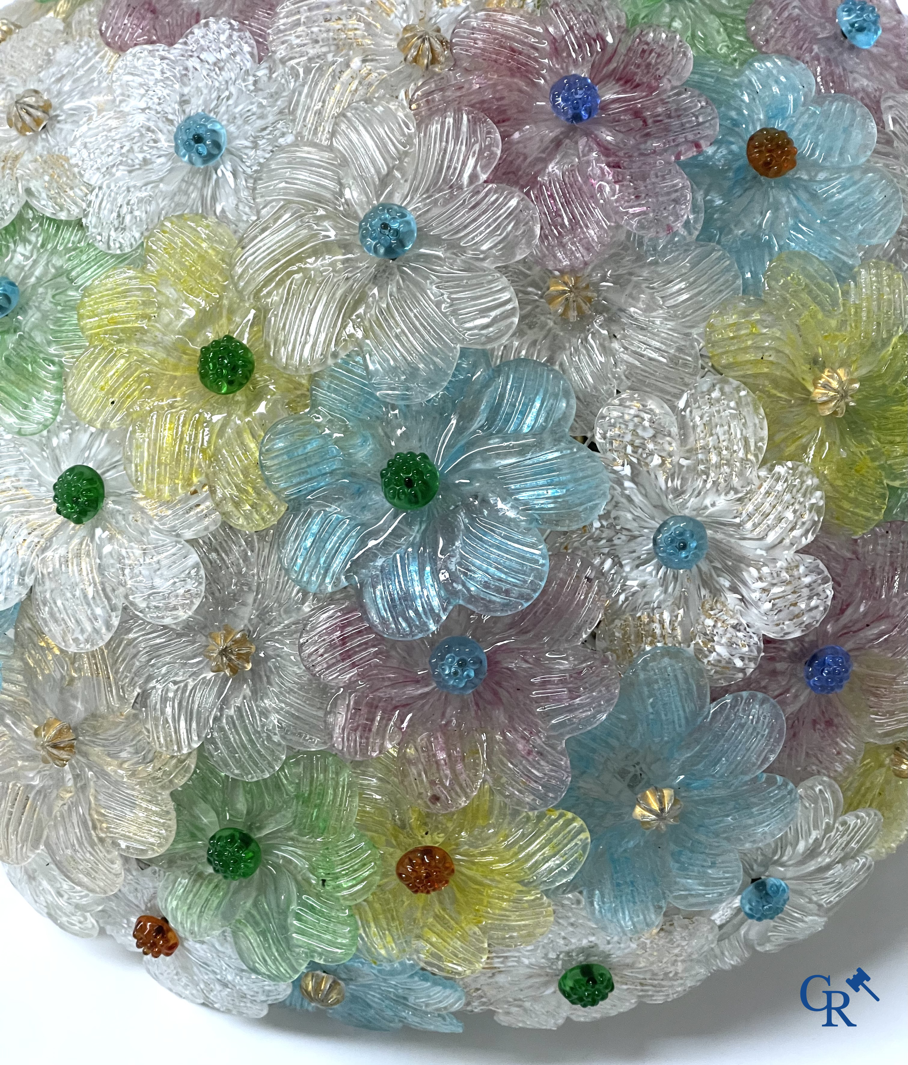 Een kavel van een Venetiaanse tafellamp, een paar grote applieken in Venetiaans glas en een Murano plafonnier.