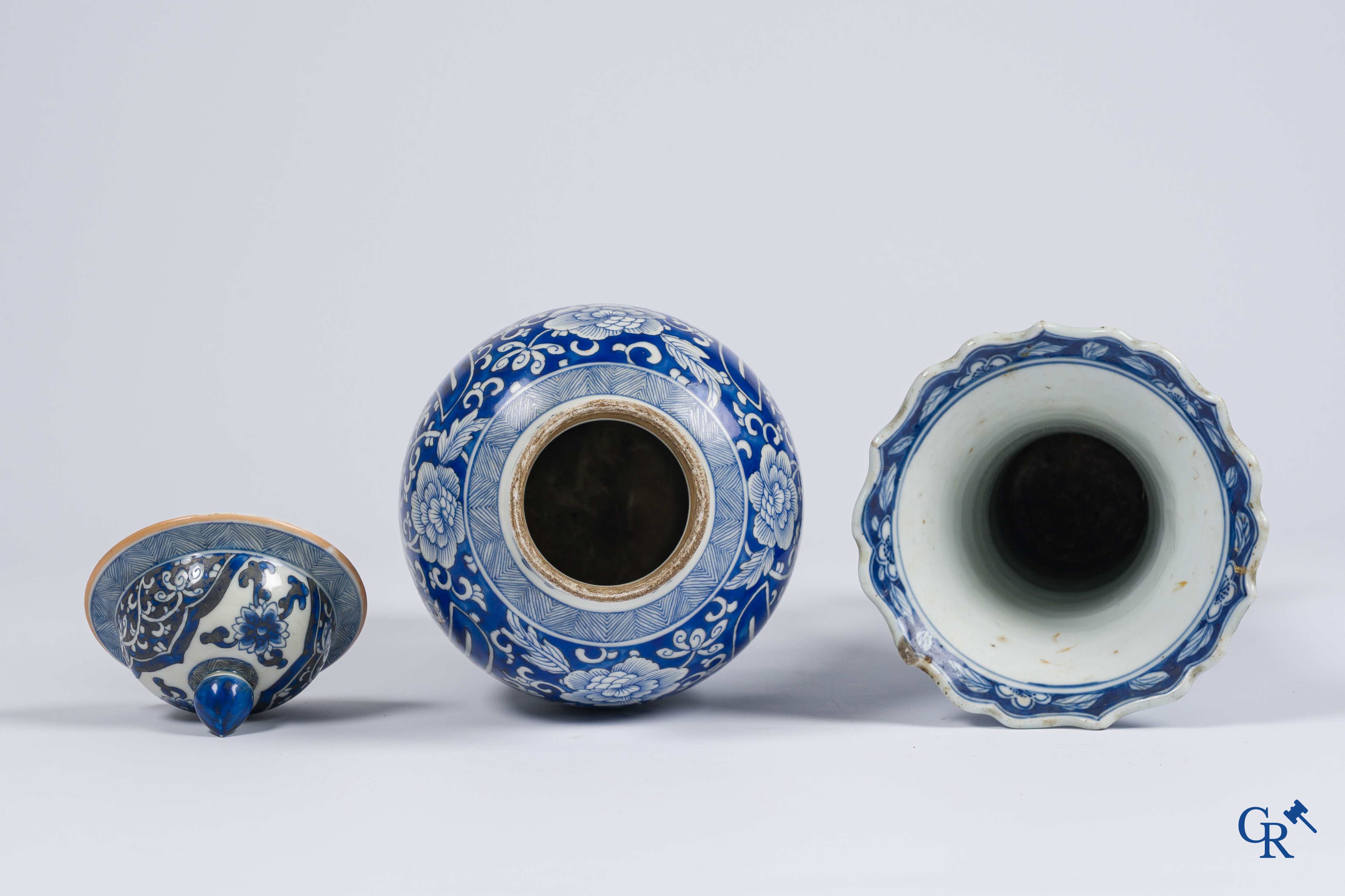 Art Asiatique, porcelaine de Chine. 2 vases bleu et blanc. 18ème siècle.