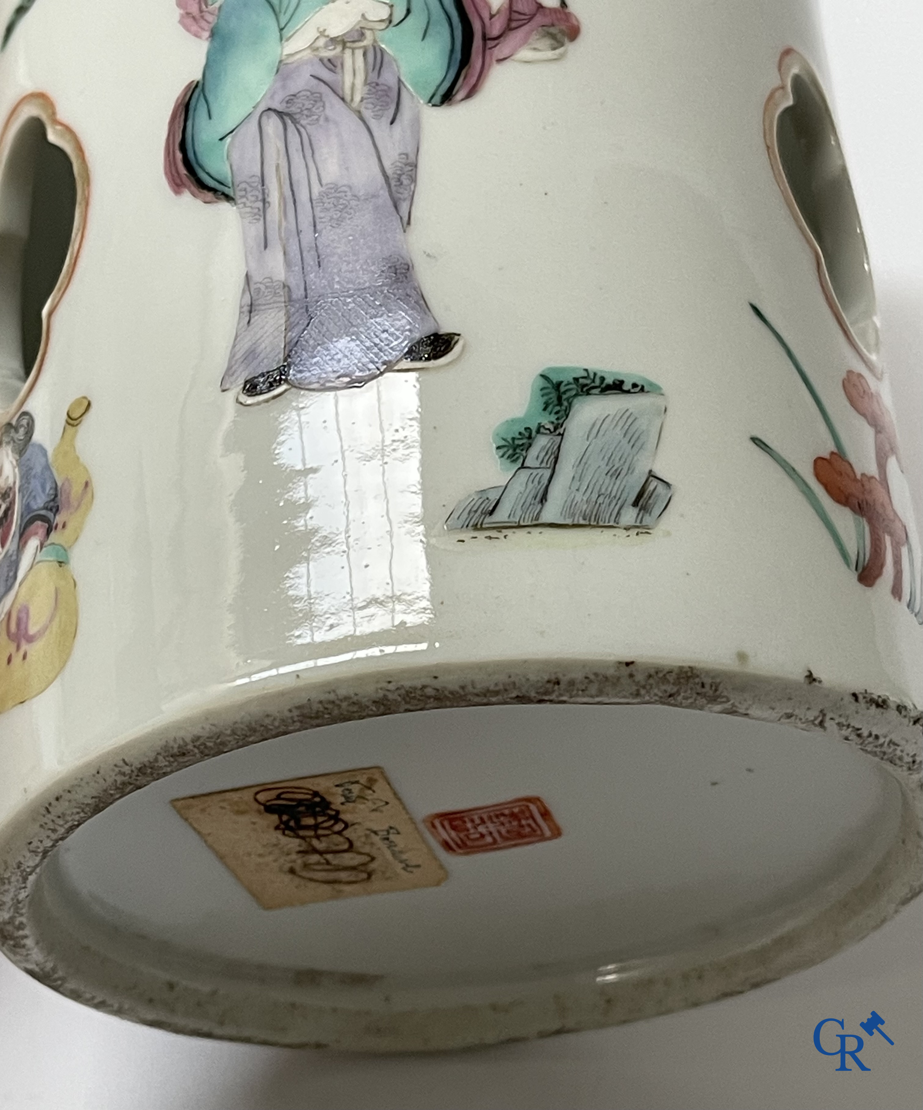 Aziatica, Chinees porselein. Een Chinese famille rose hoeden staander. Gemerkt. 19de eeuw.