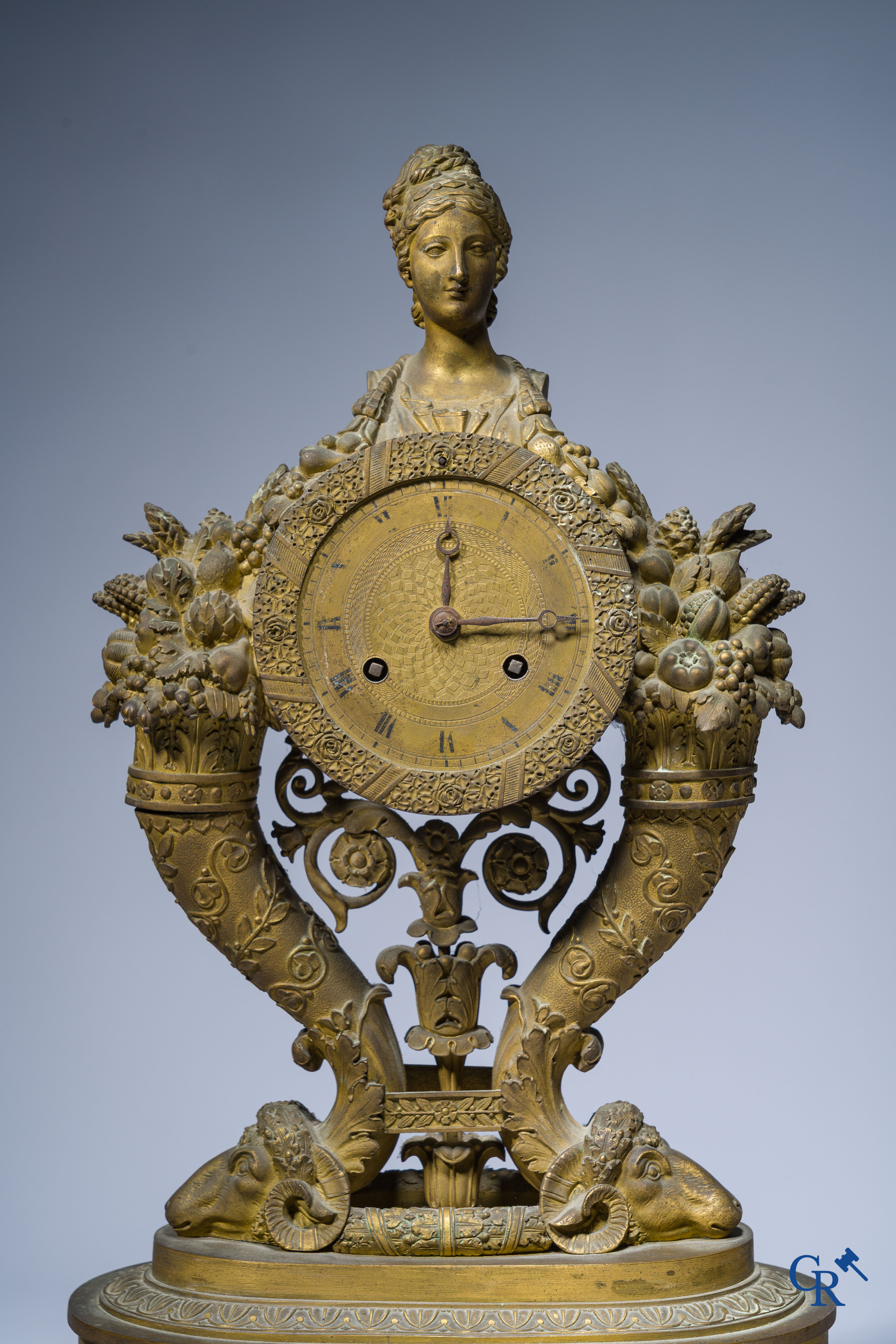 Empire tijdperk, een 3-delige fijn geciseleerde garnituur met cassolettes, Frankrijk circa 1810.