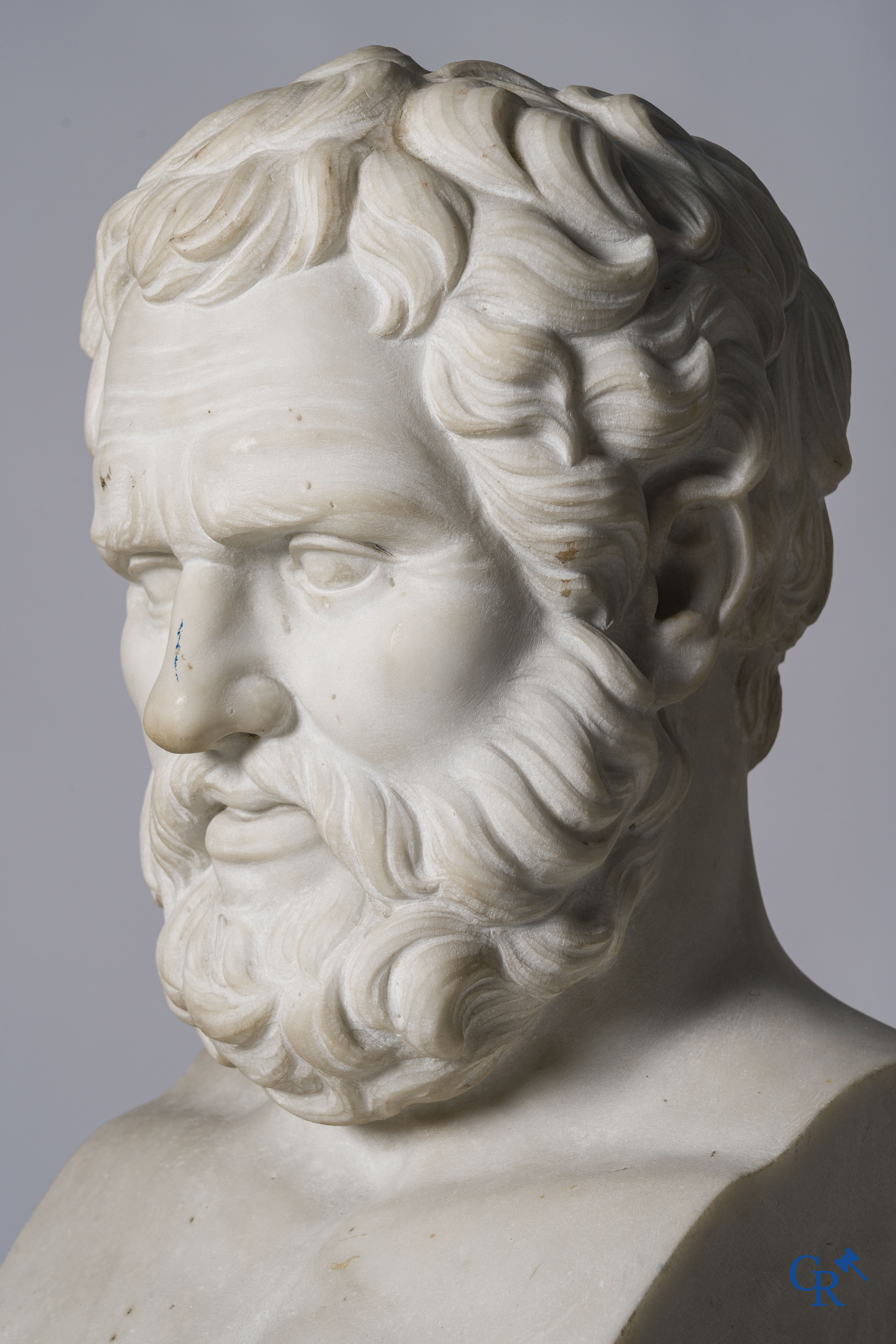 2 imposante bustes in witte marmer van de Griekse filosoof Socrates en de Griekse wijze Bias van Priëne. 18e-19e eeuw.