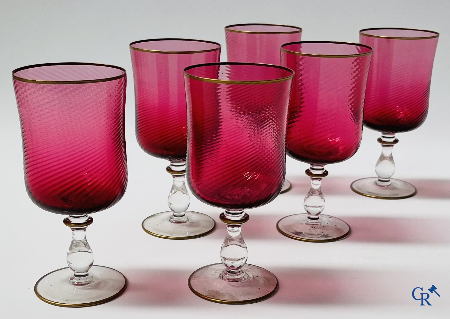 Een uitgebreid servies in rood geslepen kristal, hoogstwaarschijnlijk Val Saint Lambert.