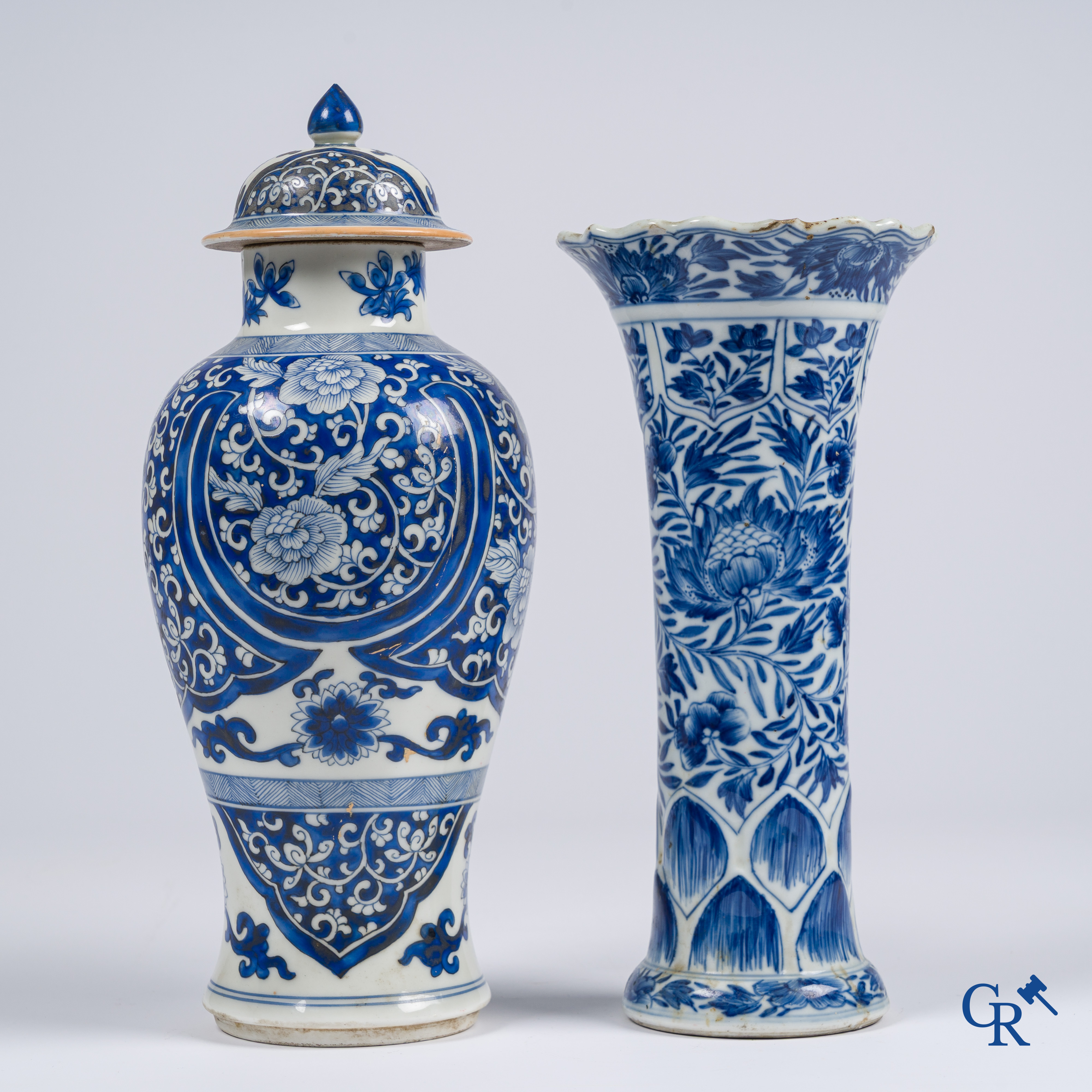 Art Asiatique, porcelaine de Chine. 2 vases bleu et blanc. 18ème siècle.